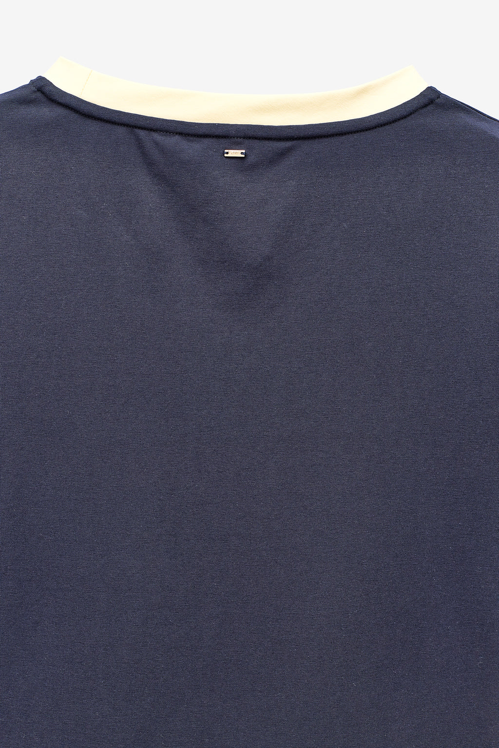CAMISETA CON CUELLO Y PUÑOS A CONTRASTE