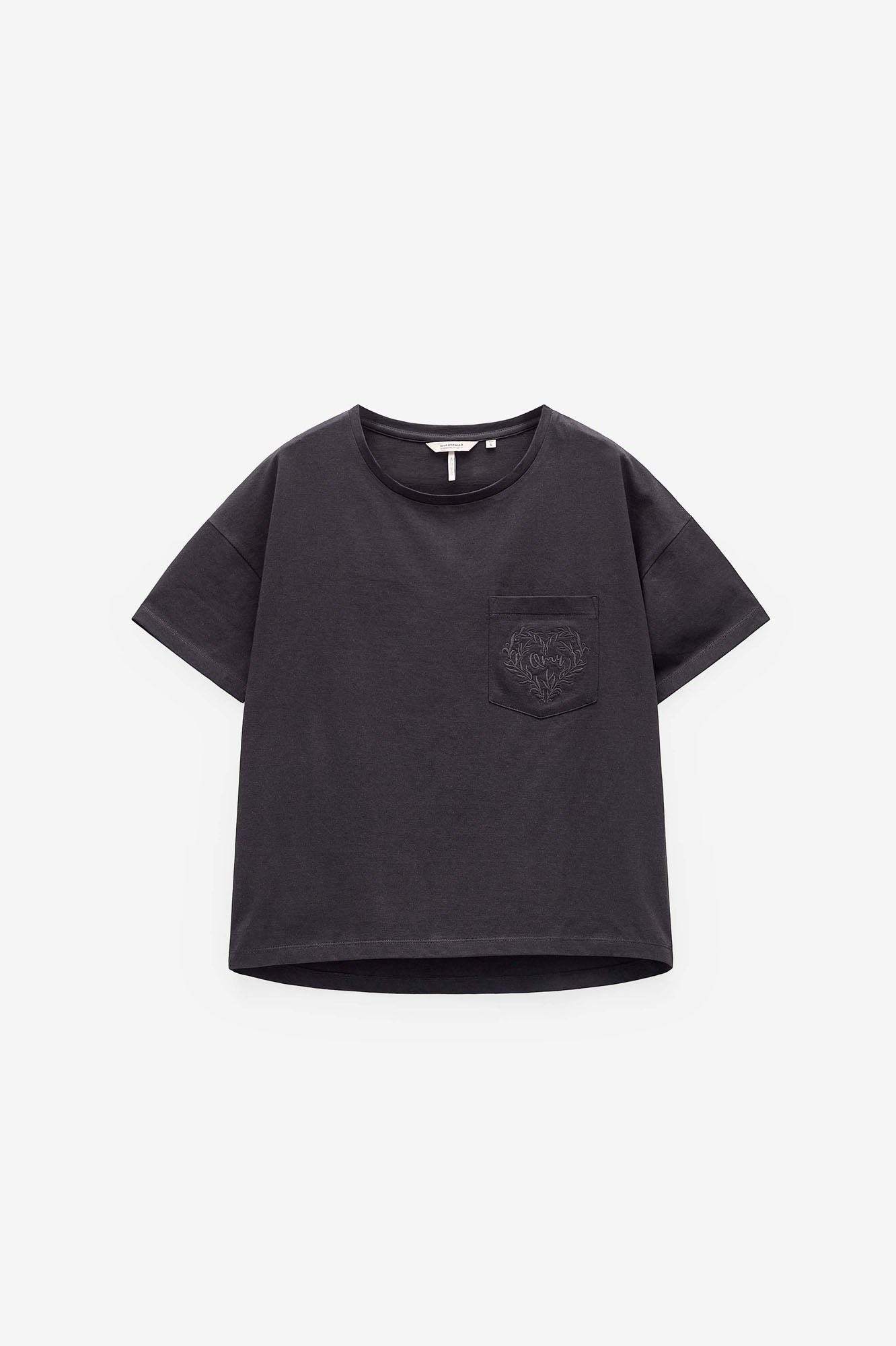 T-SHIRT COM BOLSO BORDADO