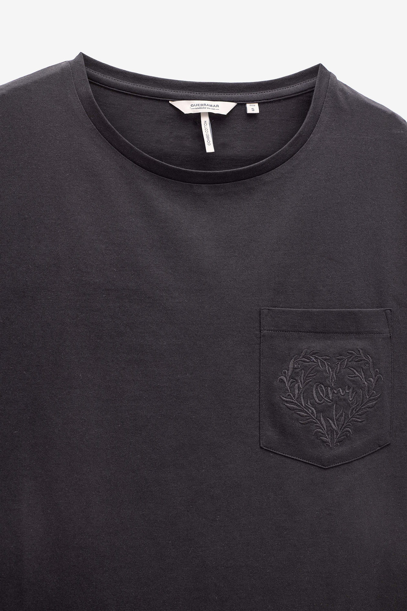 T-SHIRT COM BOLSO BORDADO