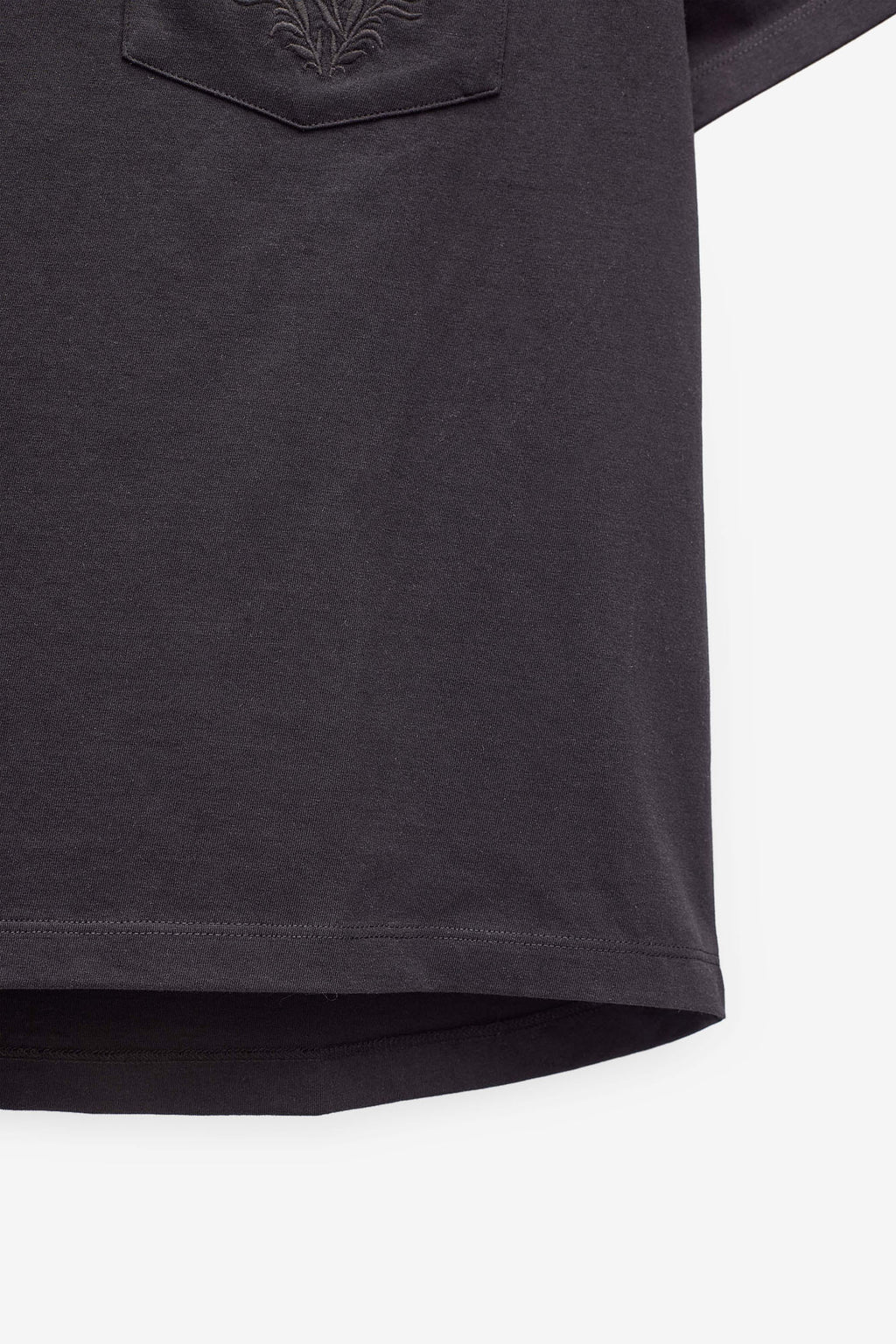 T-SHIRT COM BOLSO BORDADO
