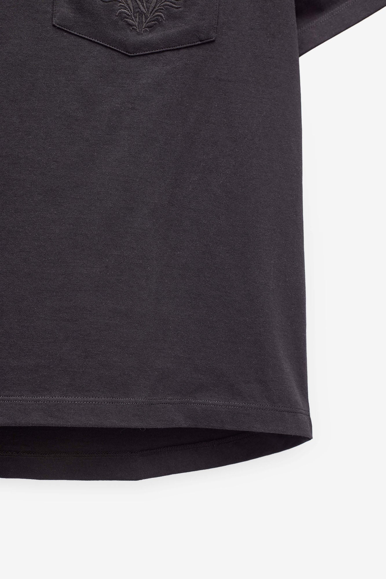 T-SHIRT COM BOLSO BORDADO