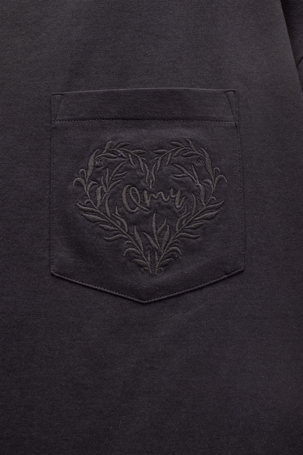 T-SHIRT COM BOLSO BORDADO