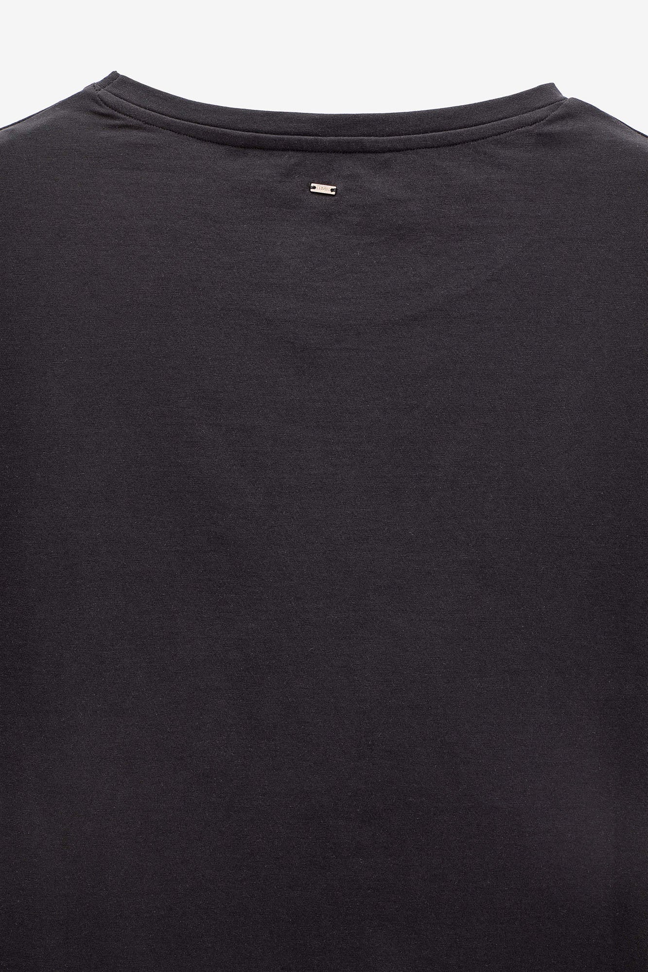 T-SHIRT COM BOLSO BORDADO