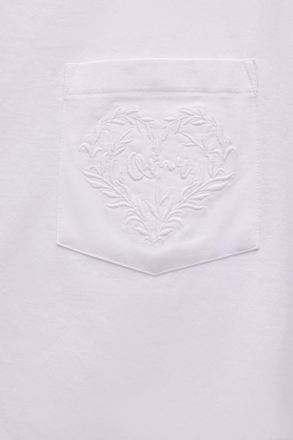 T-SHIRT COM BOLSO BORDADO
