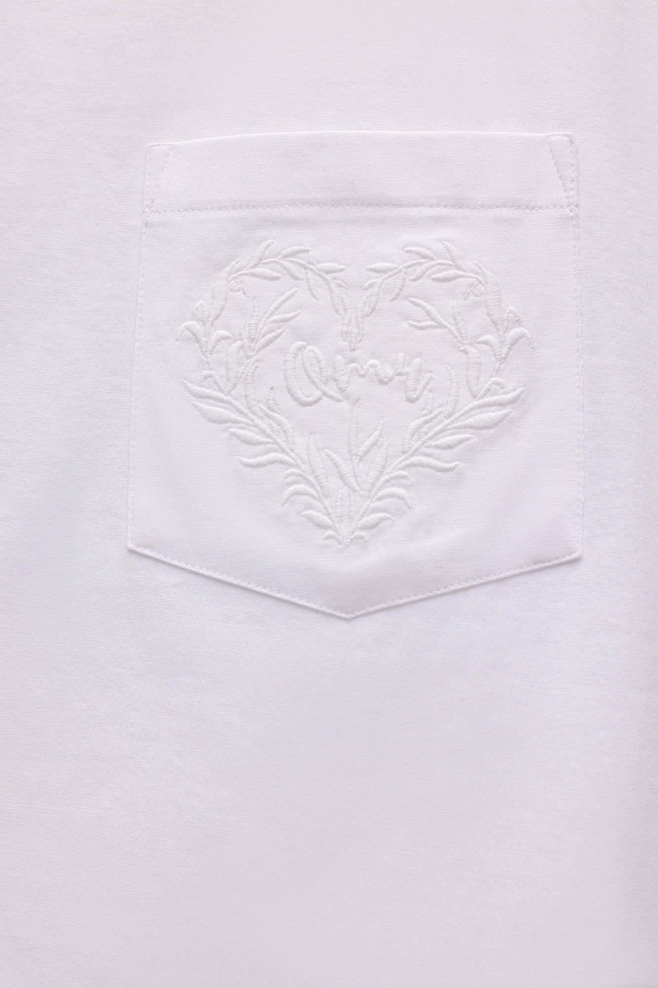 T-SHIRT COM BOLSO BORDADO