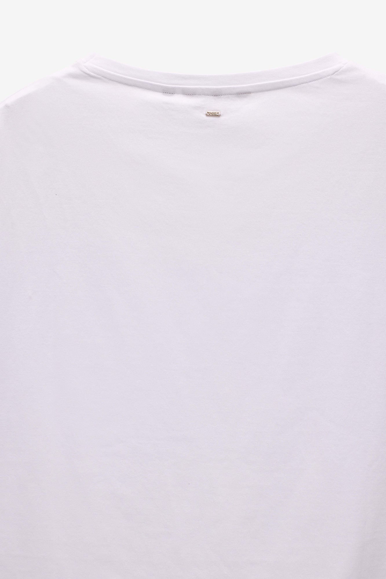 T-SHIRT COM BOLSO BORDADO