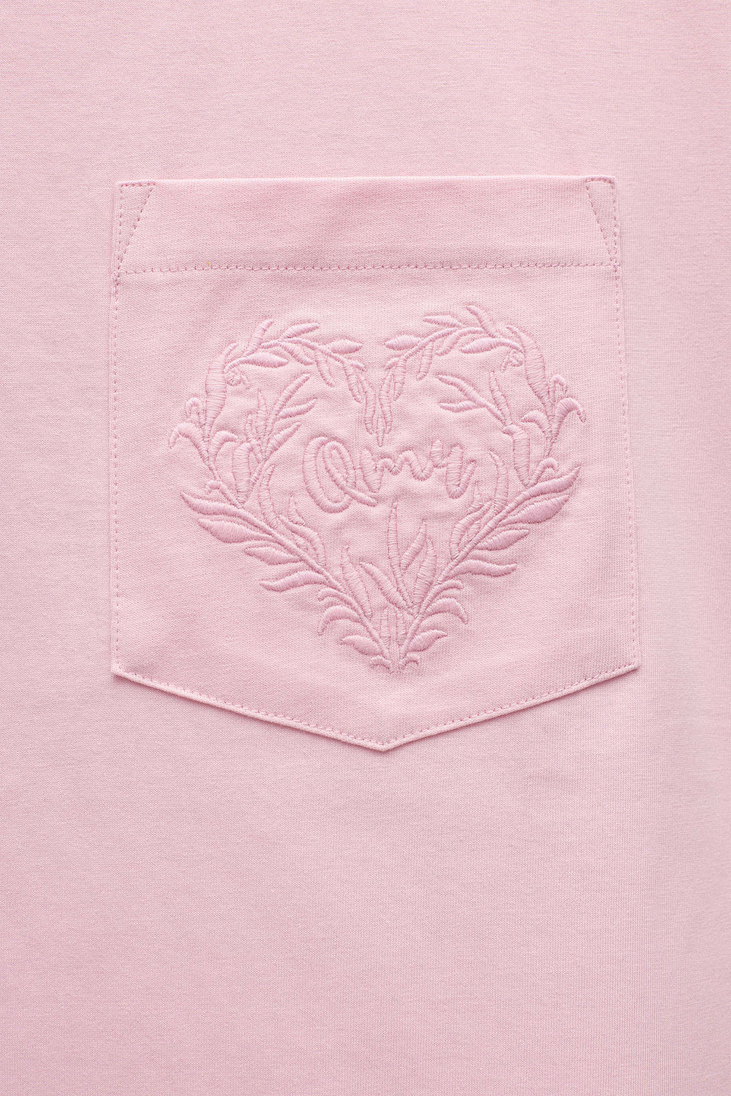T-SHIRT COM BOLSO BORDADO