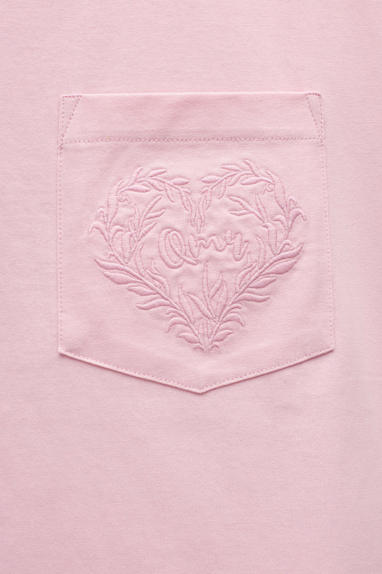 T-SHIRT COM BOLSO BORDADO