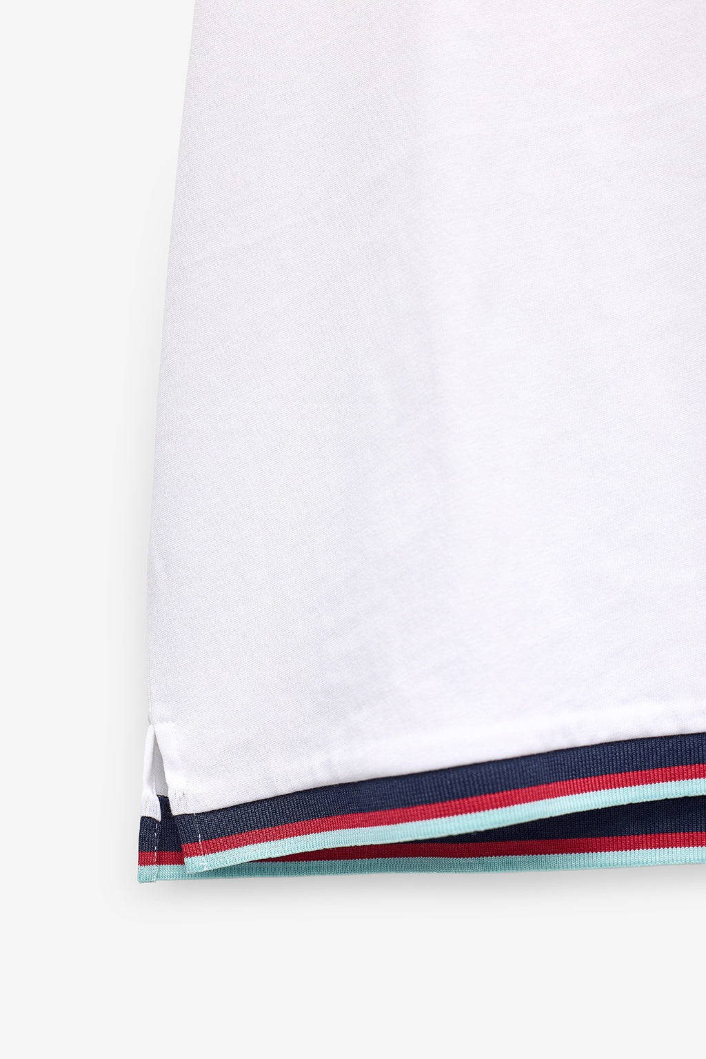 CAMISETA CON RIBETE A CONTRASTE