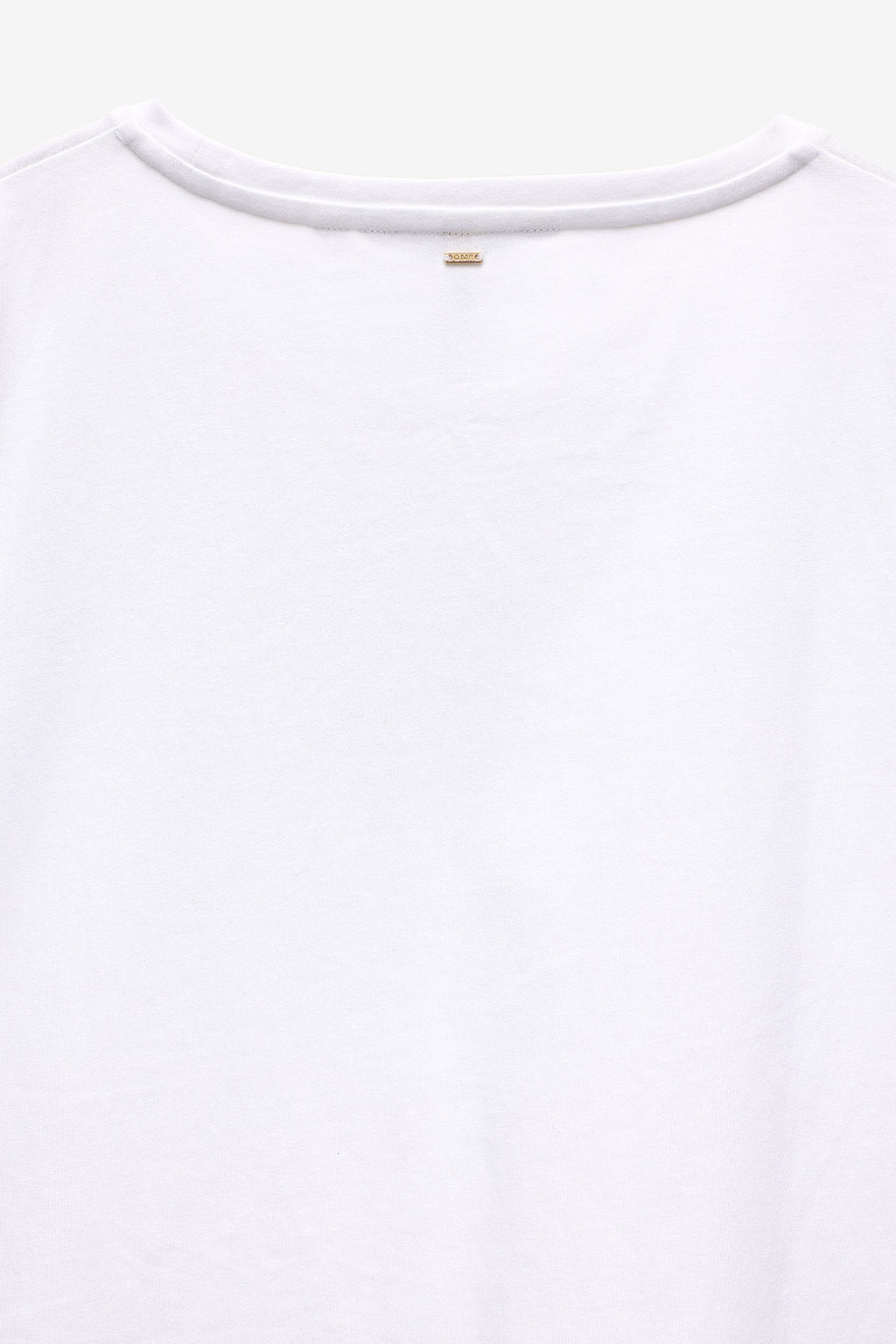 CAMISETA CON RIBETE A CONTRASTE