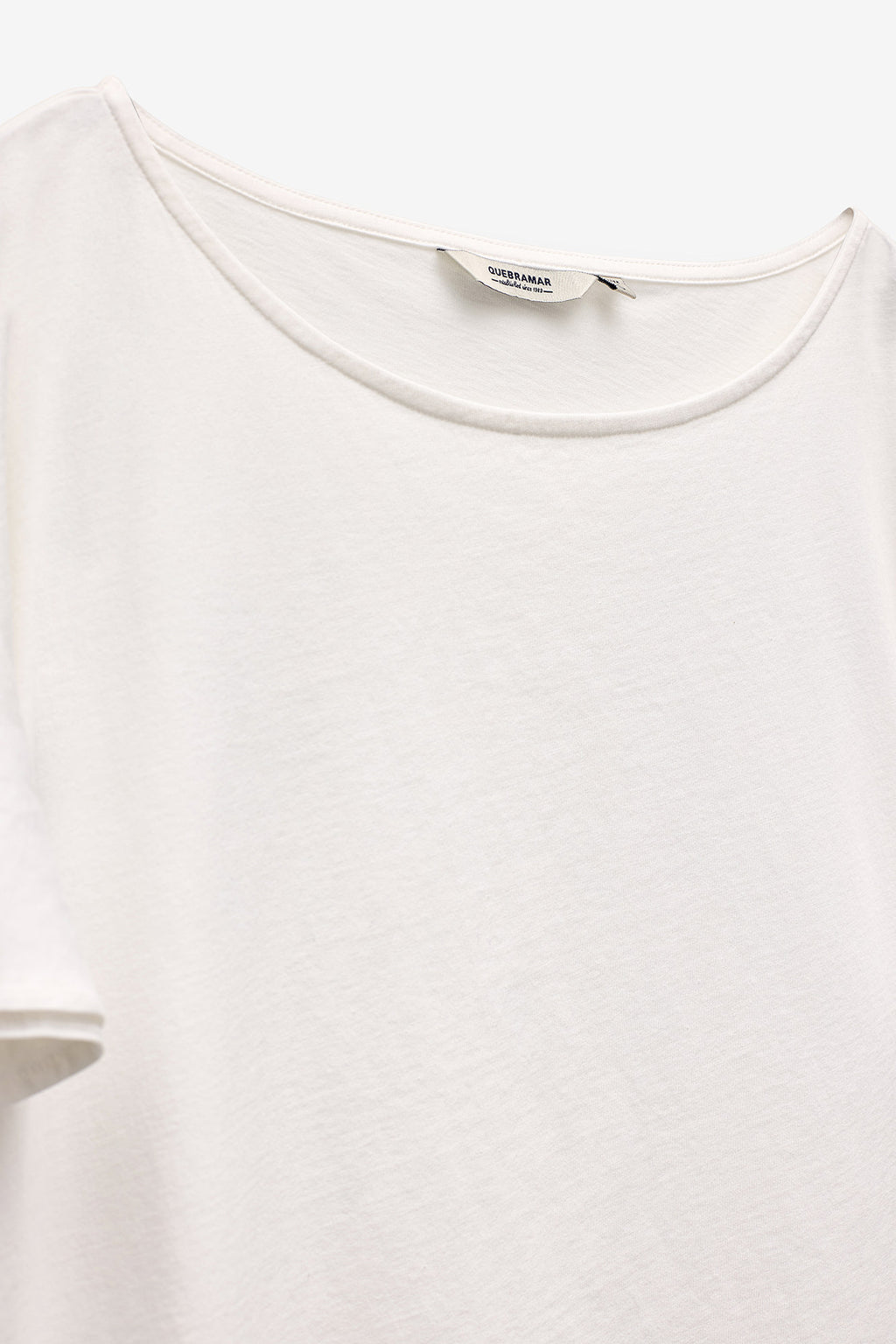 T-SHIRT COM FOLHO NA MANGA