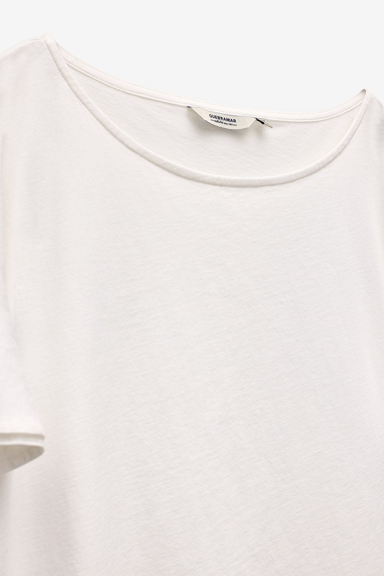 T-SHIRT COM FOLHO NA MANGA