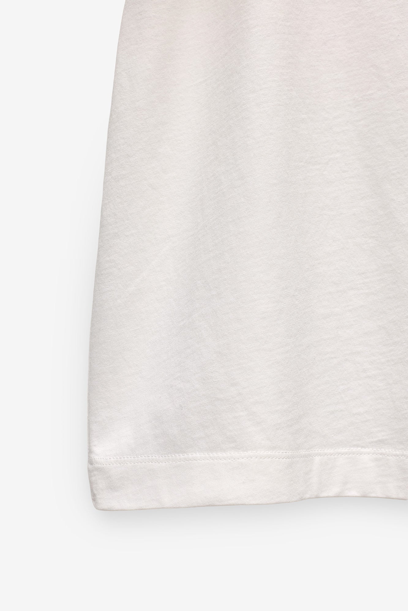 T-SHIRT COM FOLHO NA MANGA