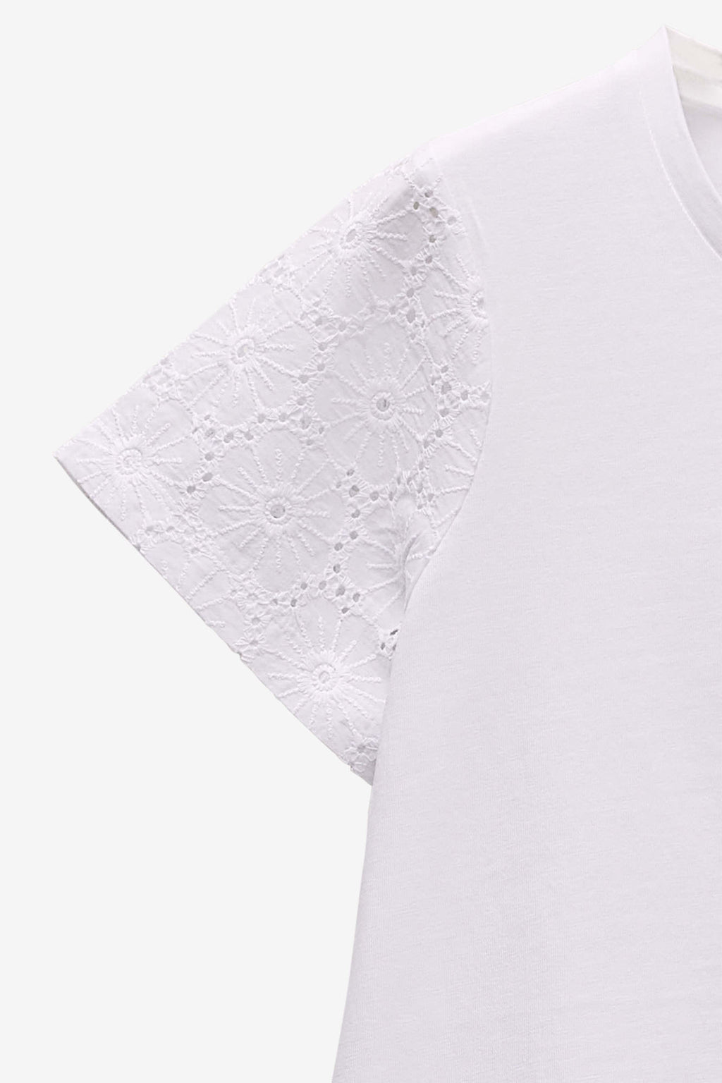 CAMISETA CON APLICACIONES DE ENCAJE