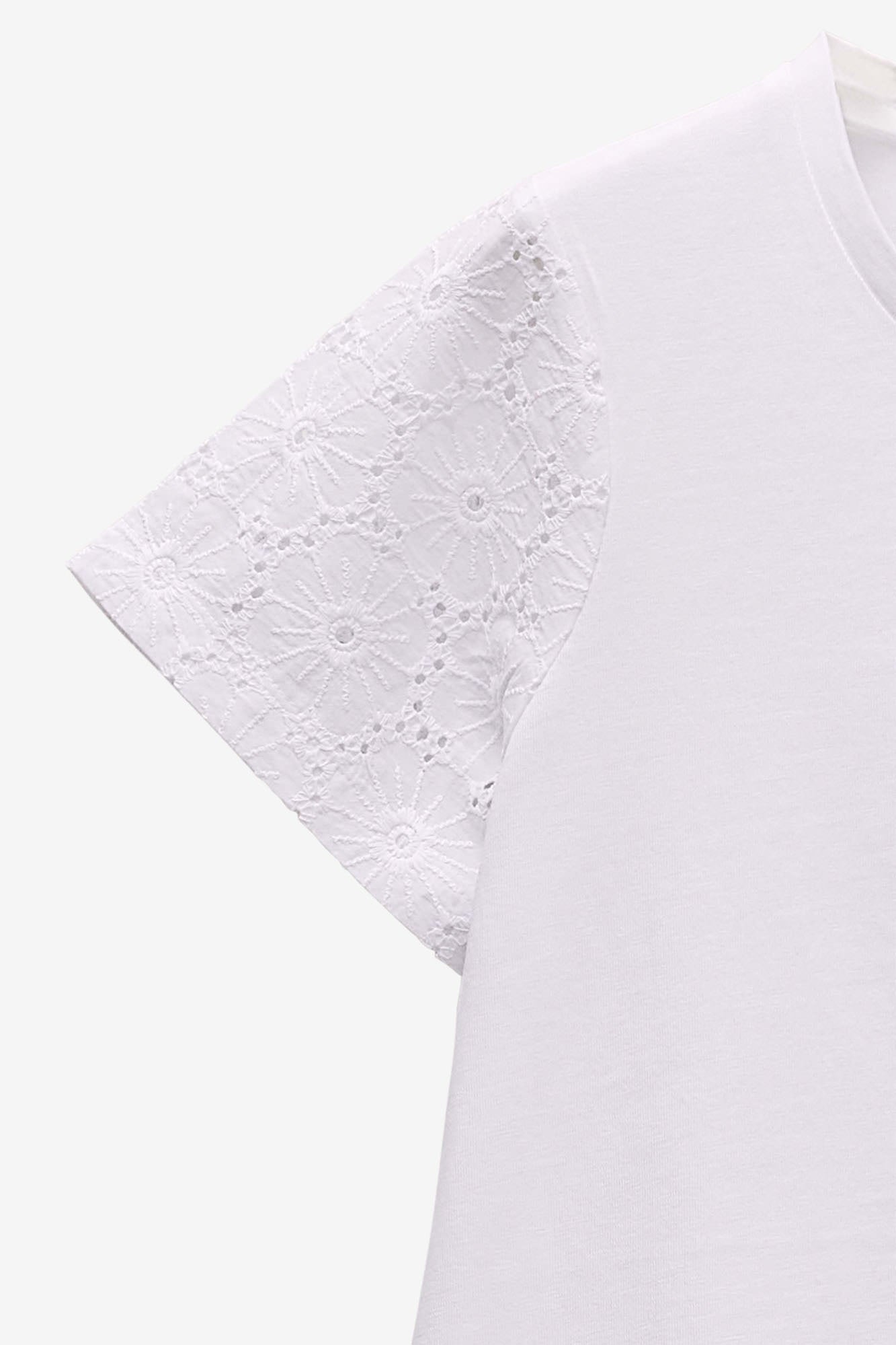 CAMISETA CON APLICACIONES DE ENCAJE