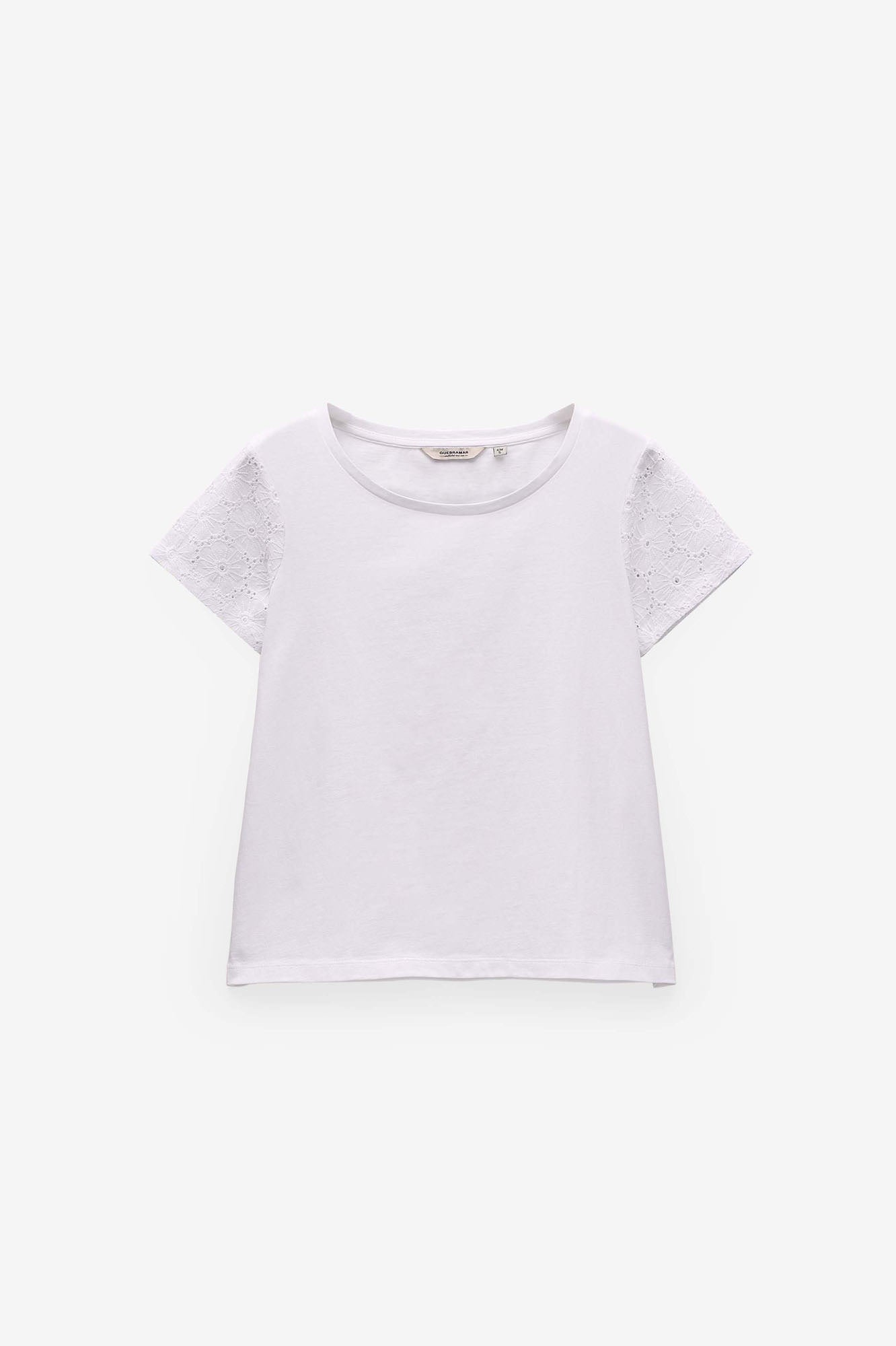 T-SHIRT COM APLICAÇÕES DE RENDA