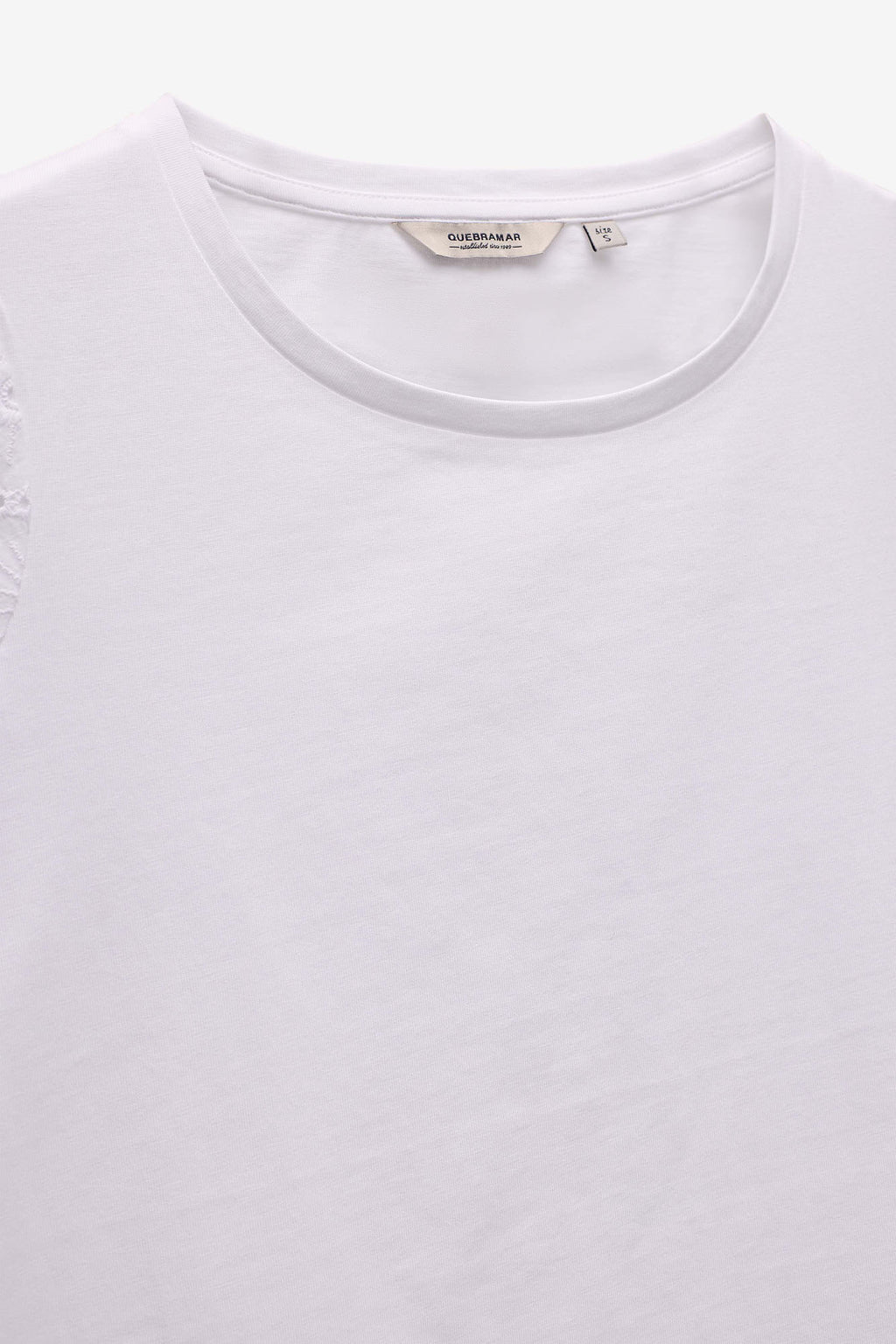CAMISETA CON APLICACIONES DE ENCAJE