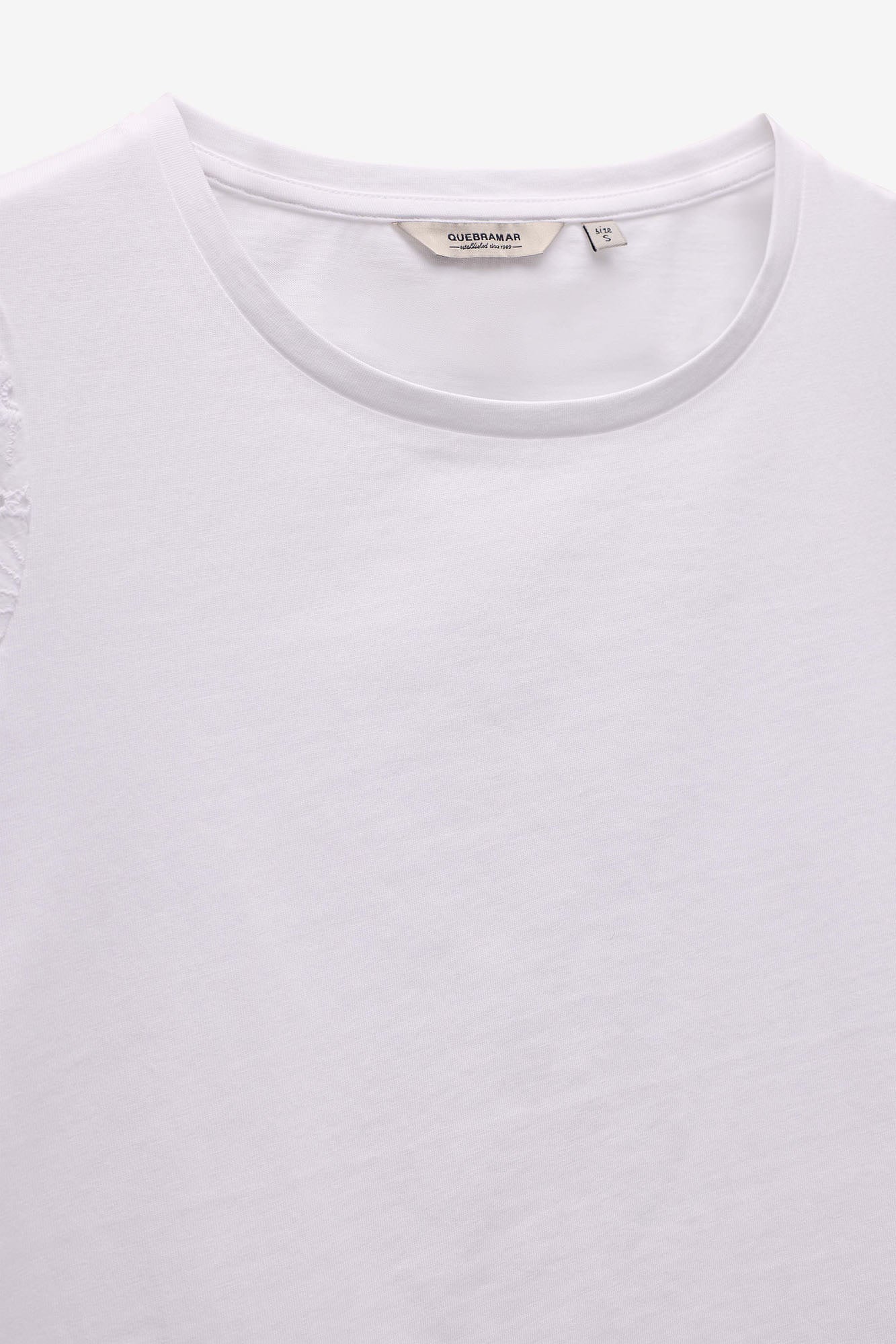 CAMISETA CON APLICACIONES DE ENCAJE