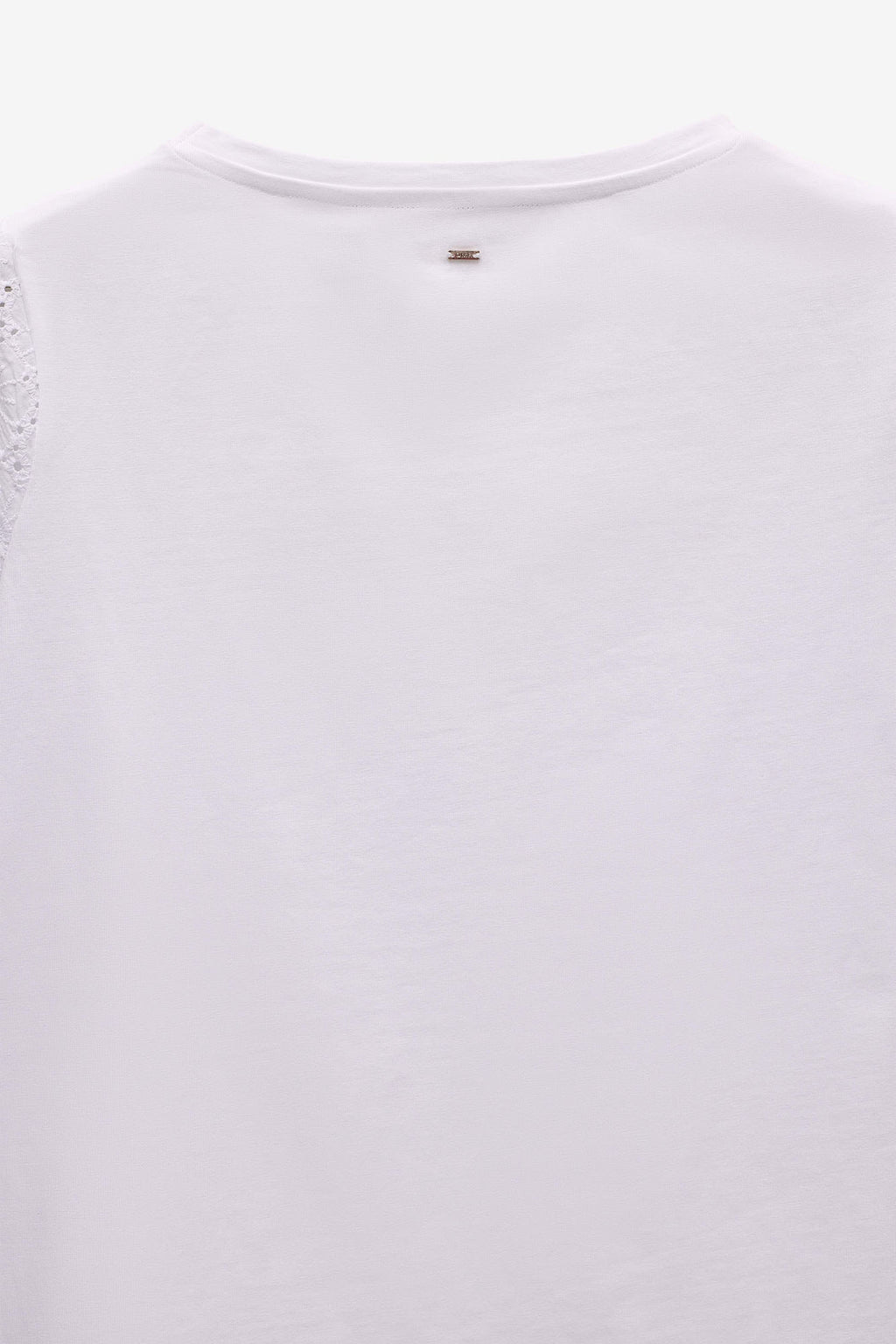 CAMISETA CON APLICACIONES DE ENCAJE