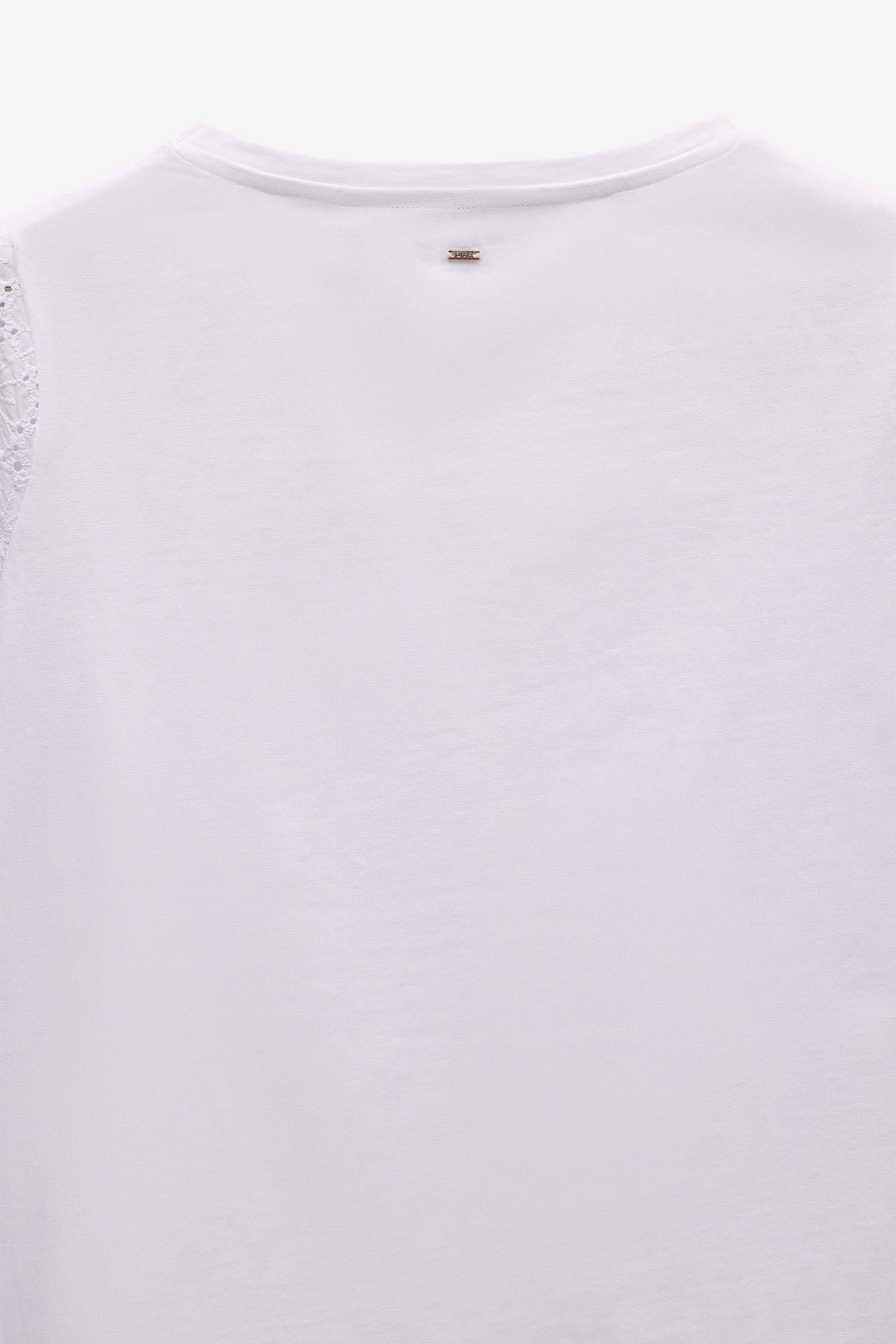 CAMISETA CON APLICACIONES DE ENCAJE