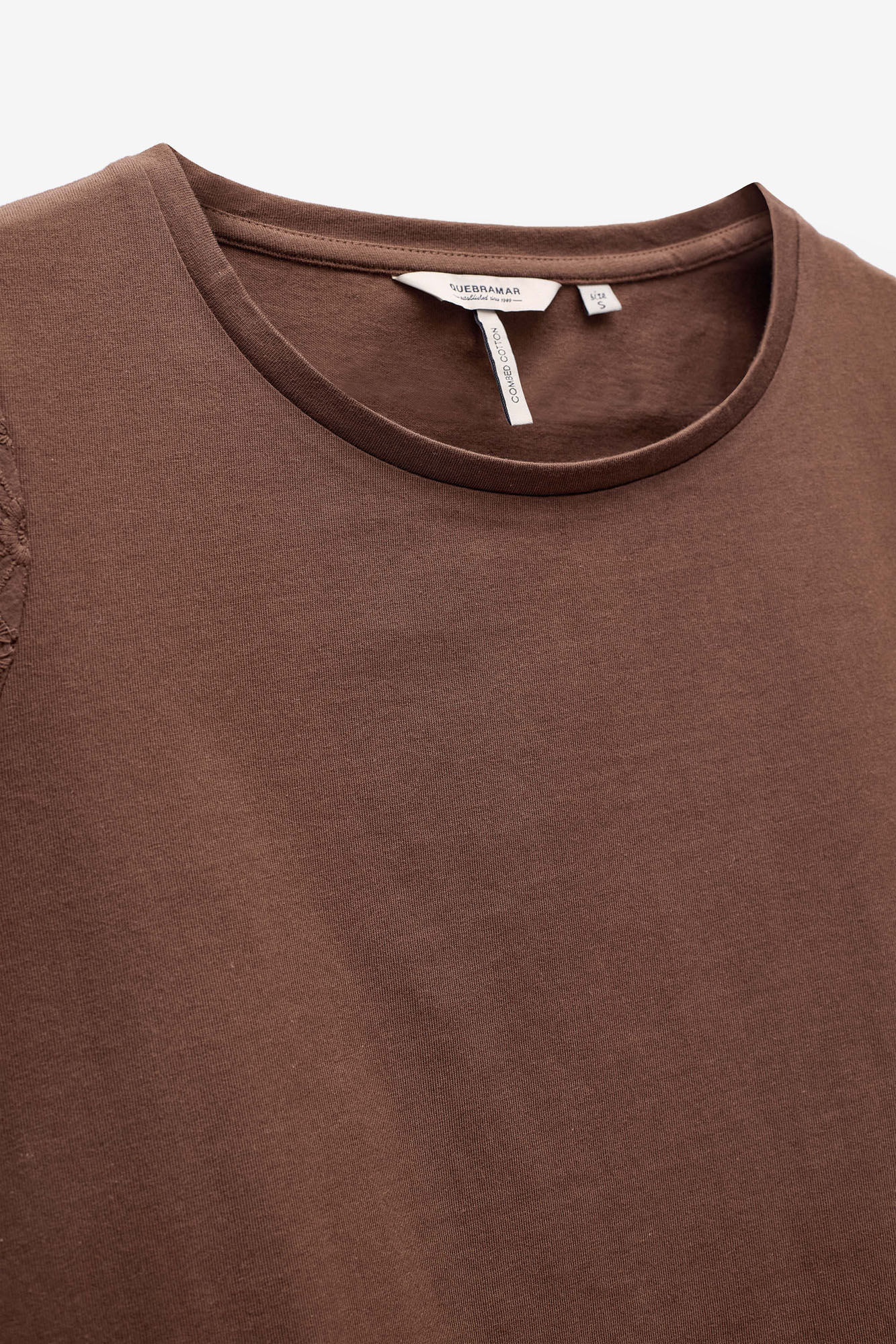 CAMISETA CON APLICACIONES DE ENCAJE