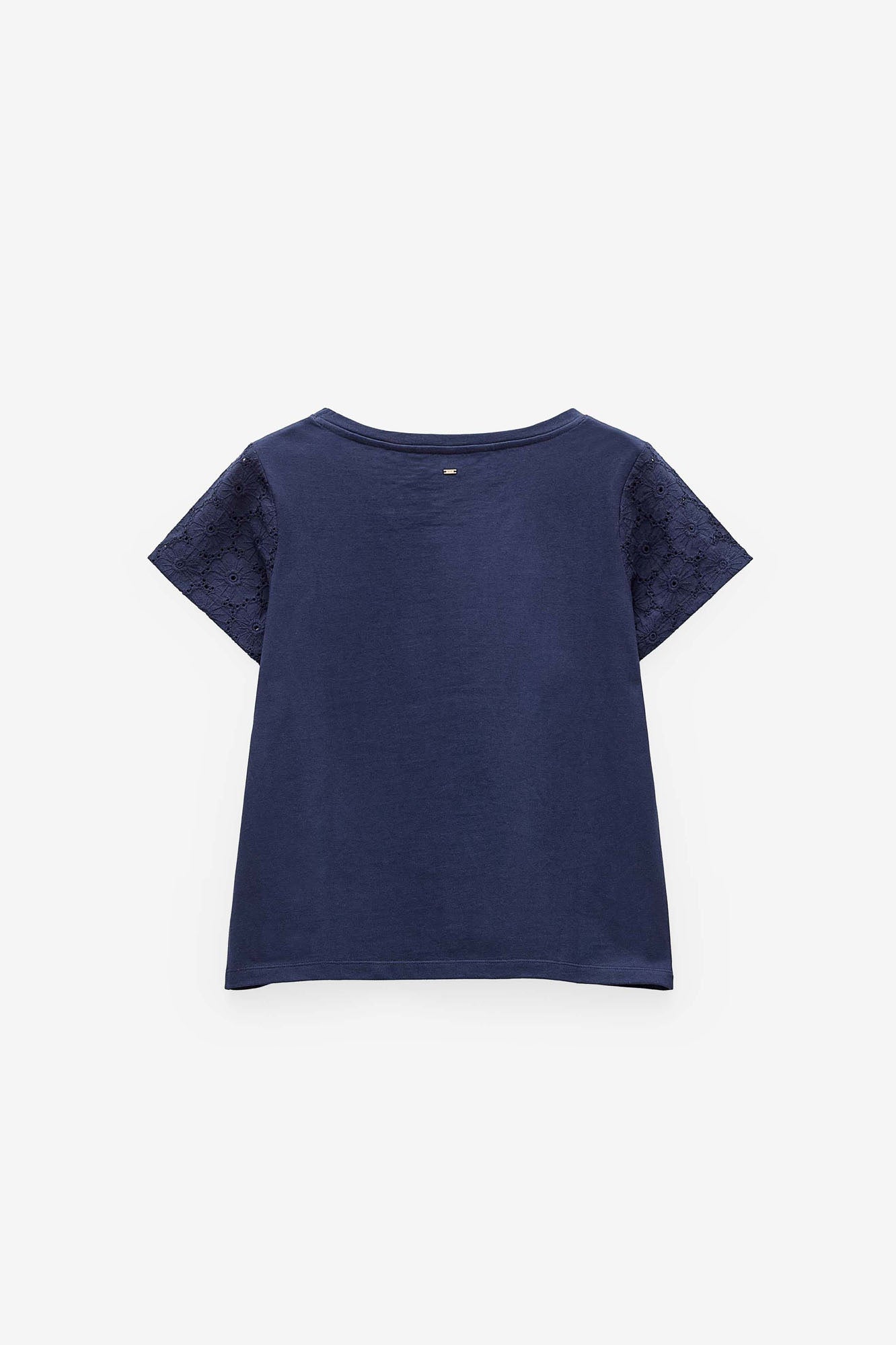 T-SHIRT COM APLICAÇÕES DE RENDA
