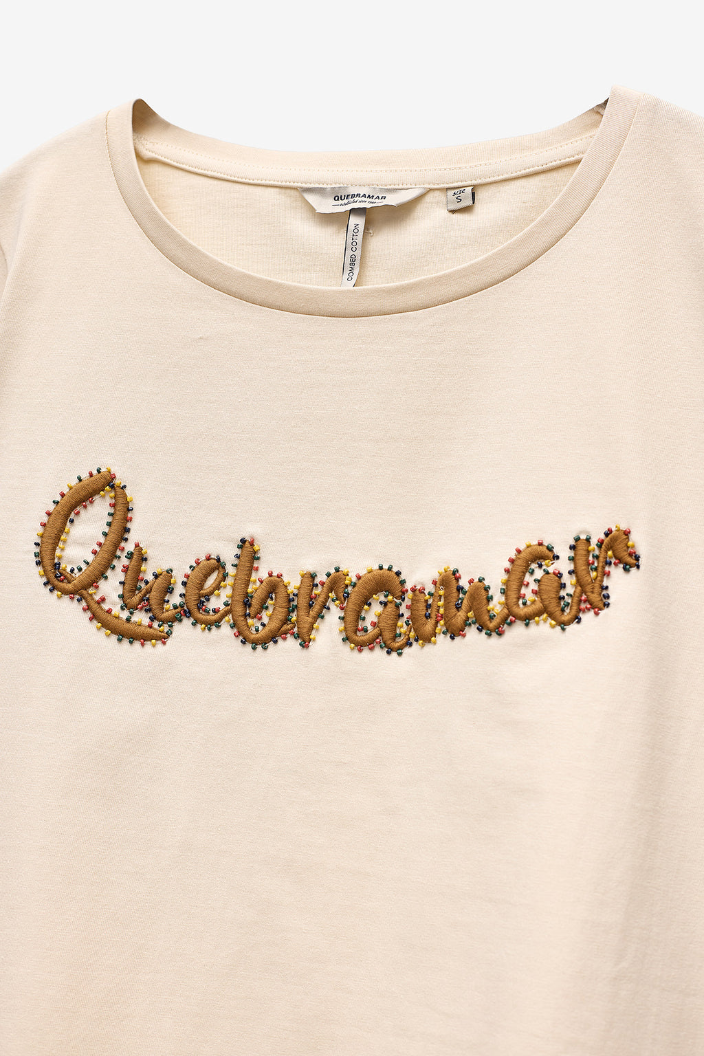 T-SHIRT COM BORDADO E MISSANGAS