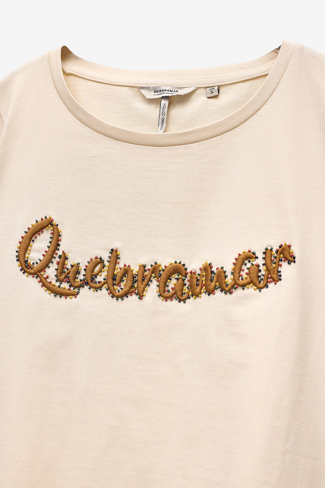 T-SHIRT COM BORDADO E MISSANGAS