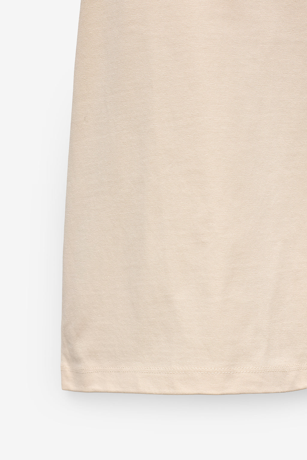 T-SHIRT COM BORDADO E MISSANGAS