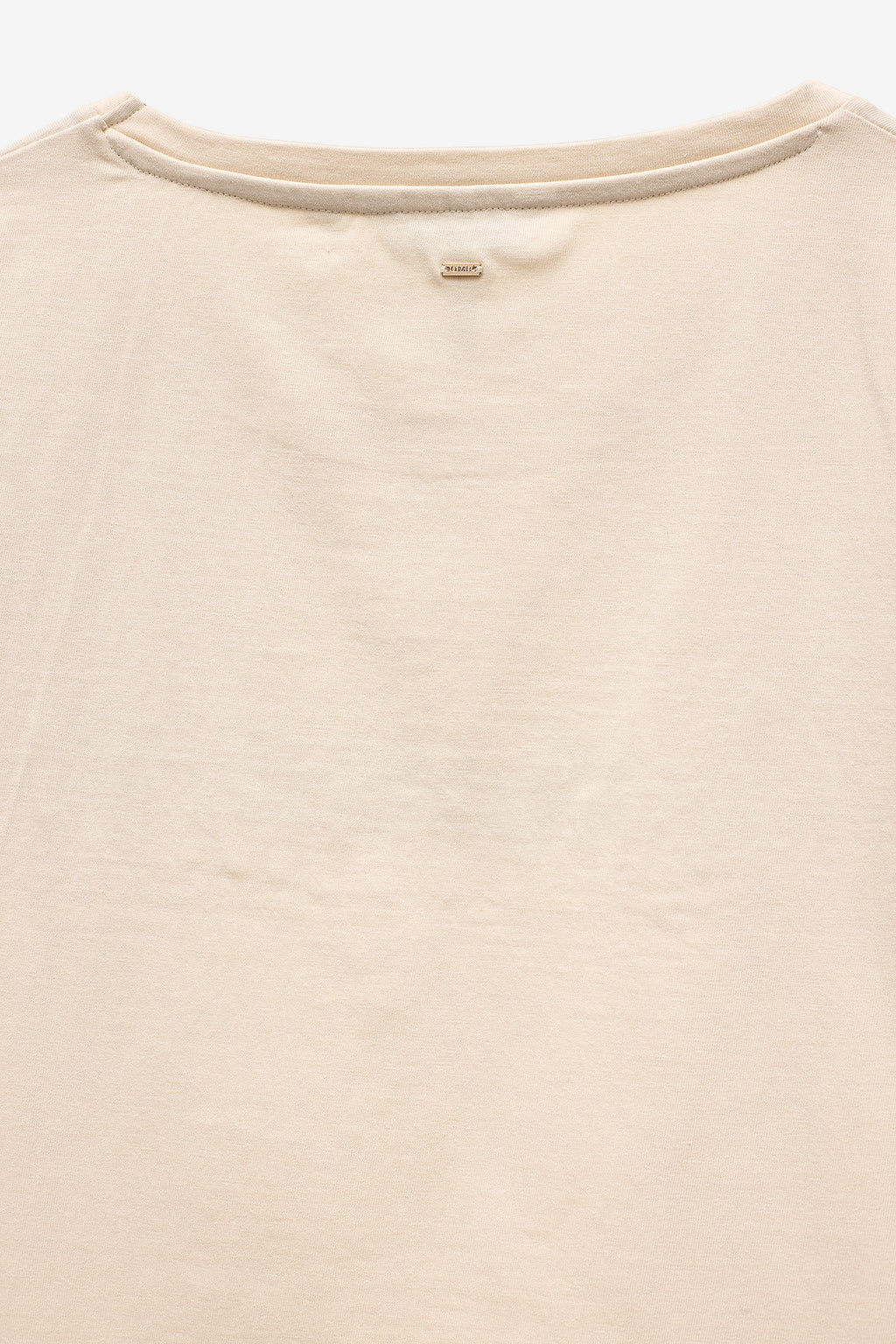 T-SHIRT COM BORDADO E MISSANGAS