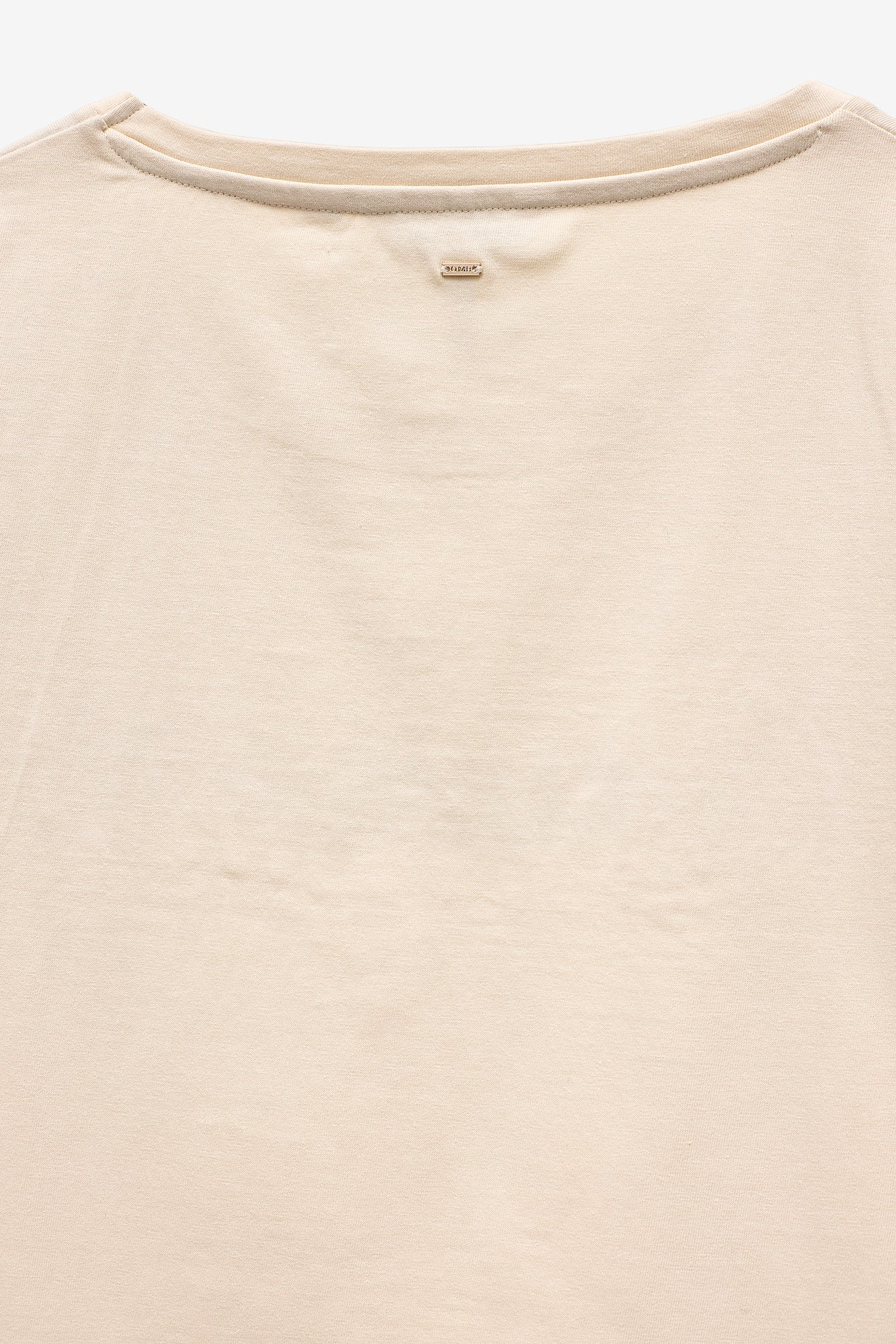 T-SHIRT COM BORDADO E MISSANGAS