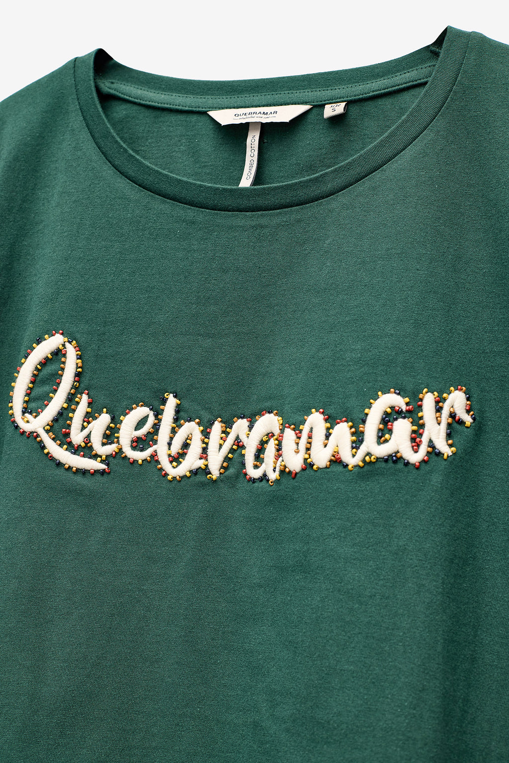 T-SHIRT COM BORDADO E MISSANGAS