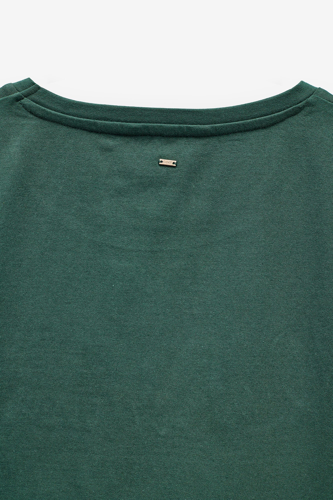 T-SHIRT COM BORDADO E MISSANGAS