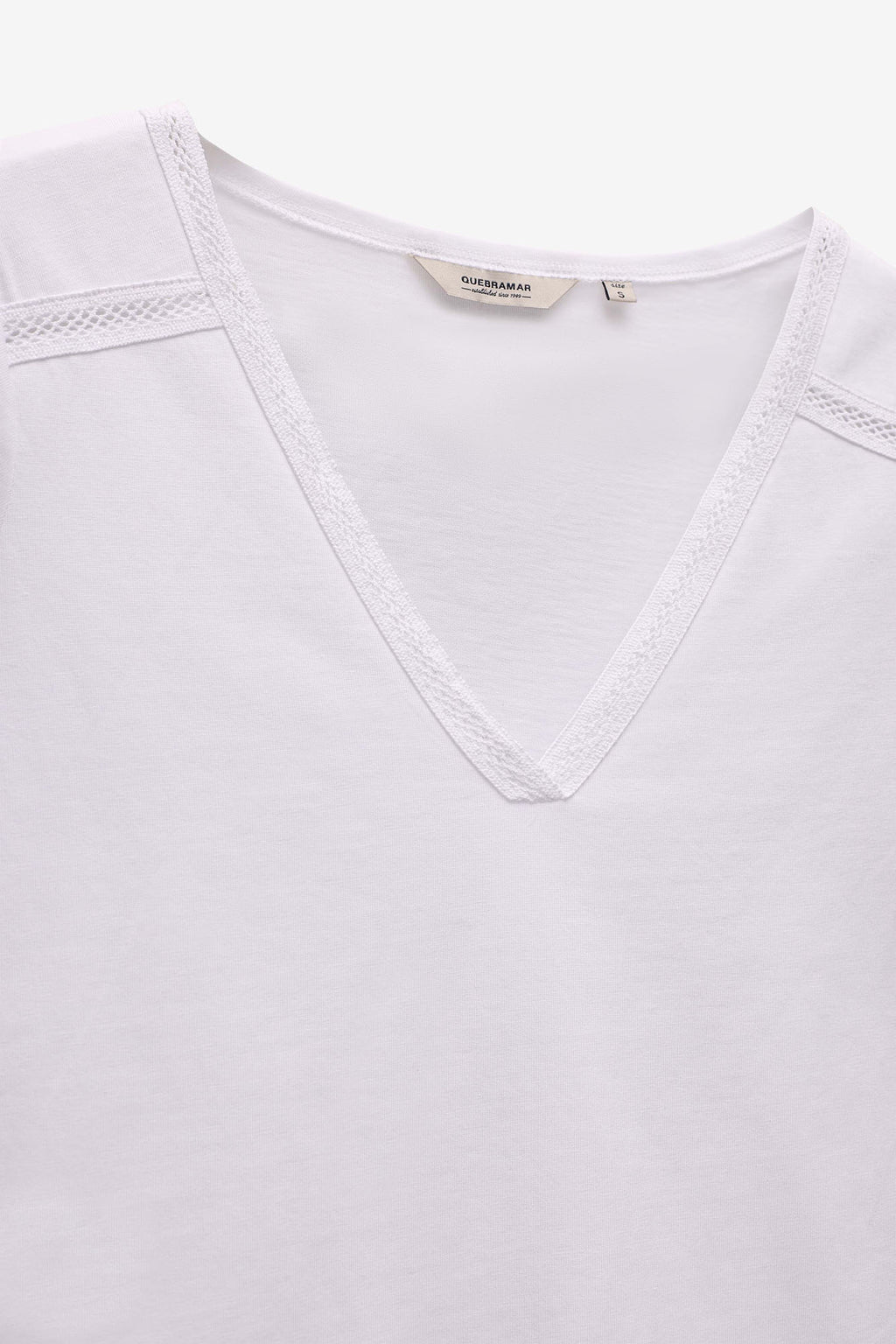 T-SHIRT COM APLICAÇÃO FITA DE REN