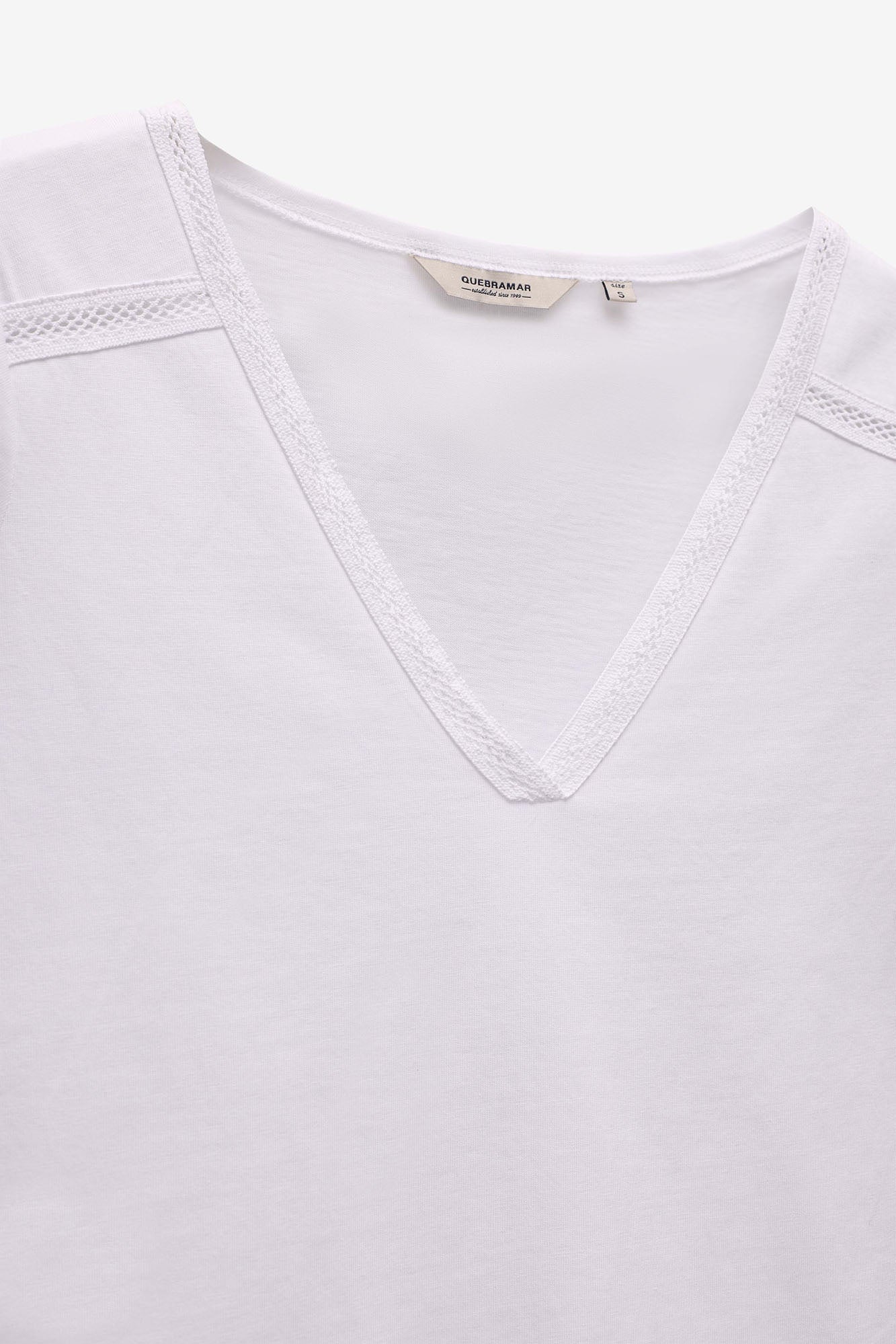 T-SHIRT COM APLICAÇÃO FITA DE REN
