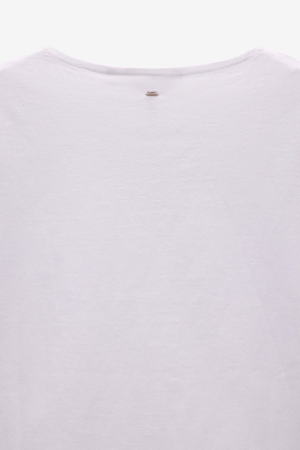 T-SHIRT COM APLICAÇÃO FITA DE REN