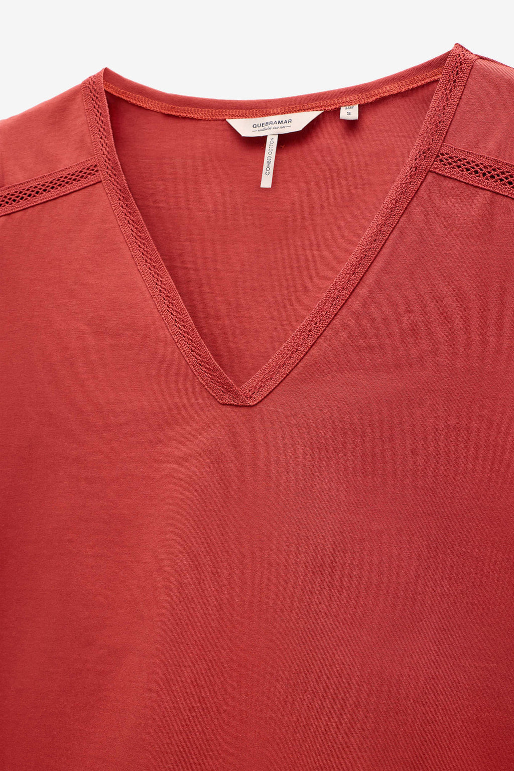 T-SHIRT COM APLICAÇÃO FITA DE REN