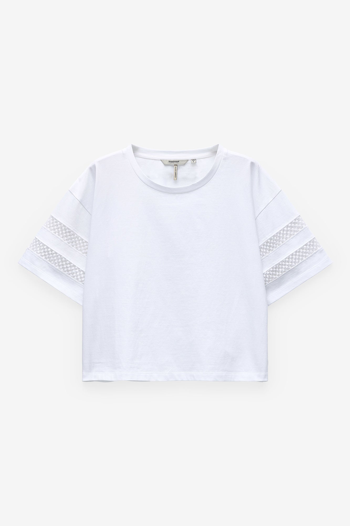 T-SHIRT COM APLICAÇÃO RENDA NAS MANGAS