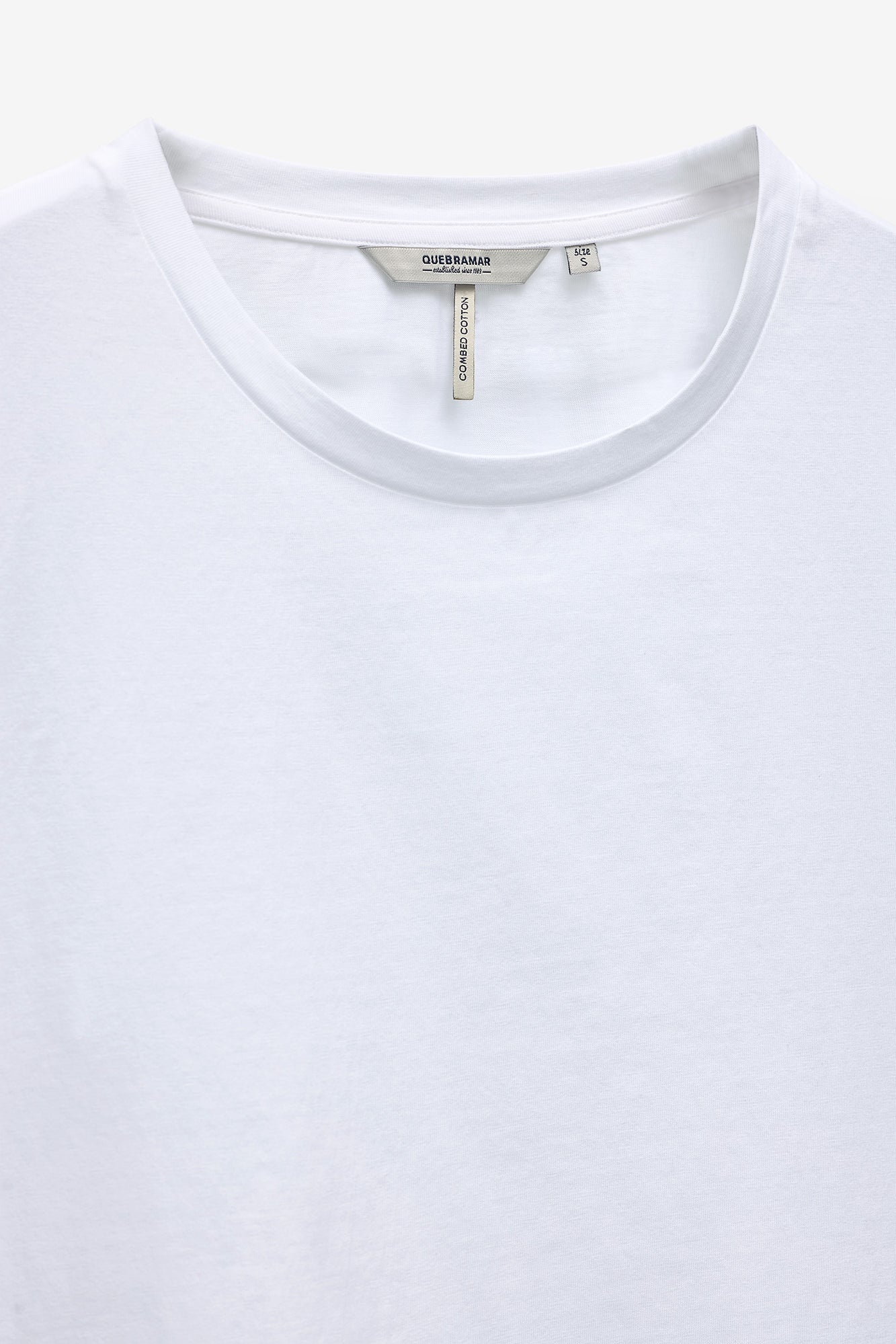 T-SHIRT COM APLICAÇÃO RENDA NAS MANGAS