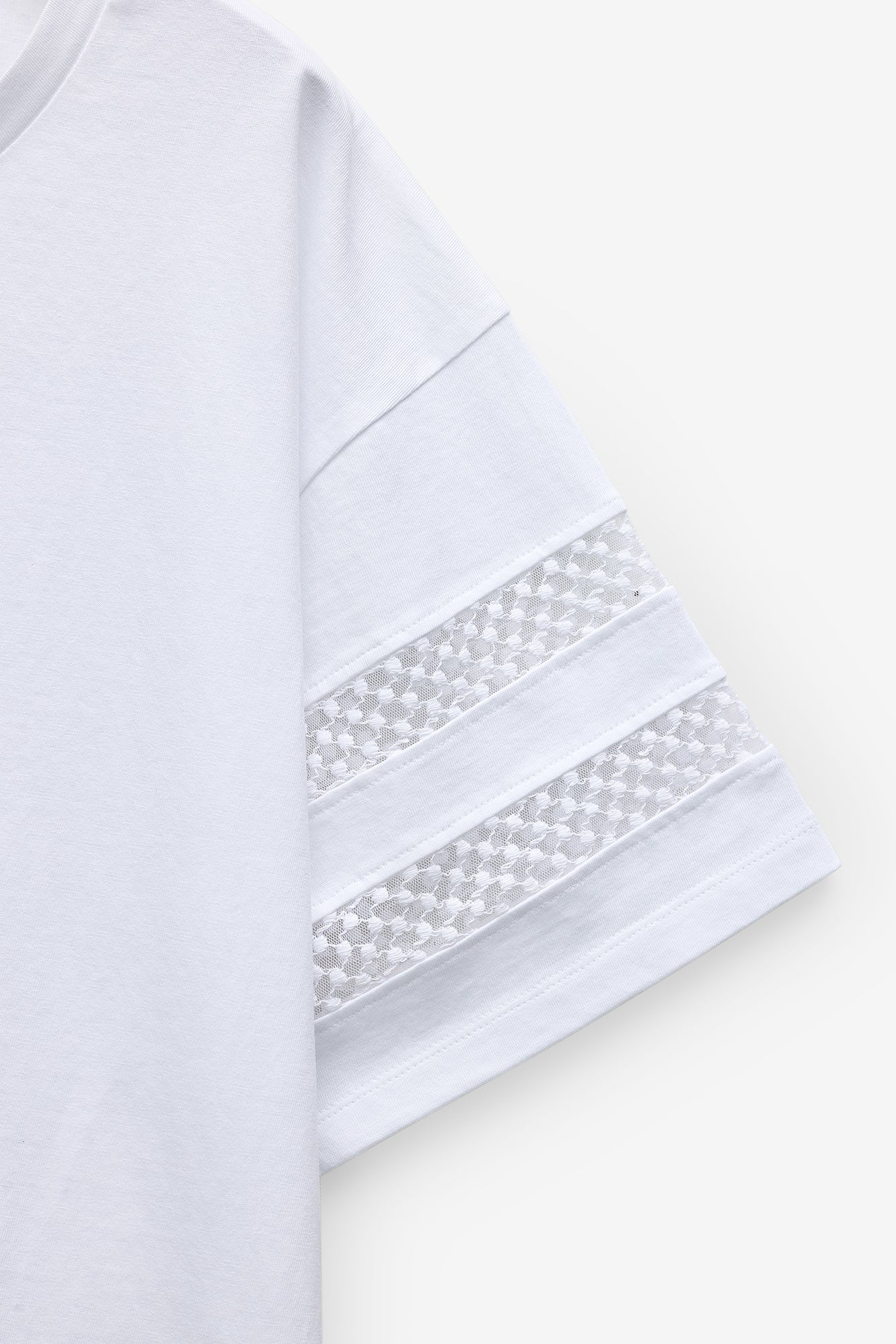 T-SHIRT COM APLICAÇÃO RENDA NAS MANGAS