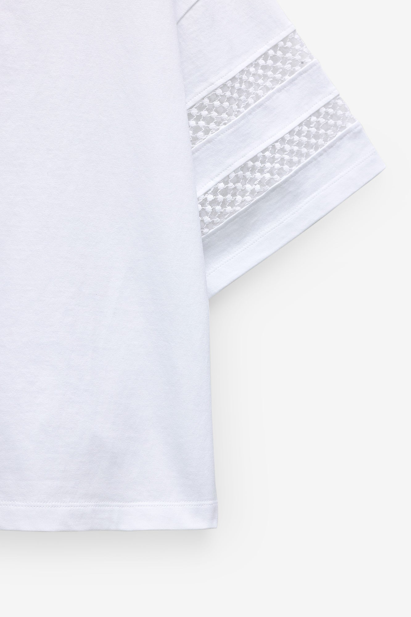 T-SHIRT COM APLICAÇÃO RENDA NAS MANGAS