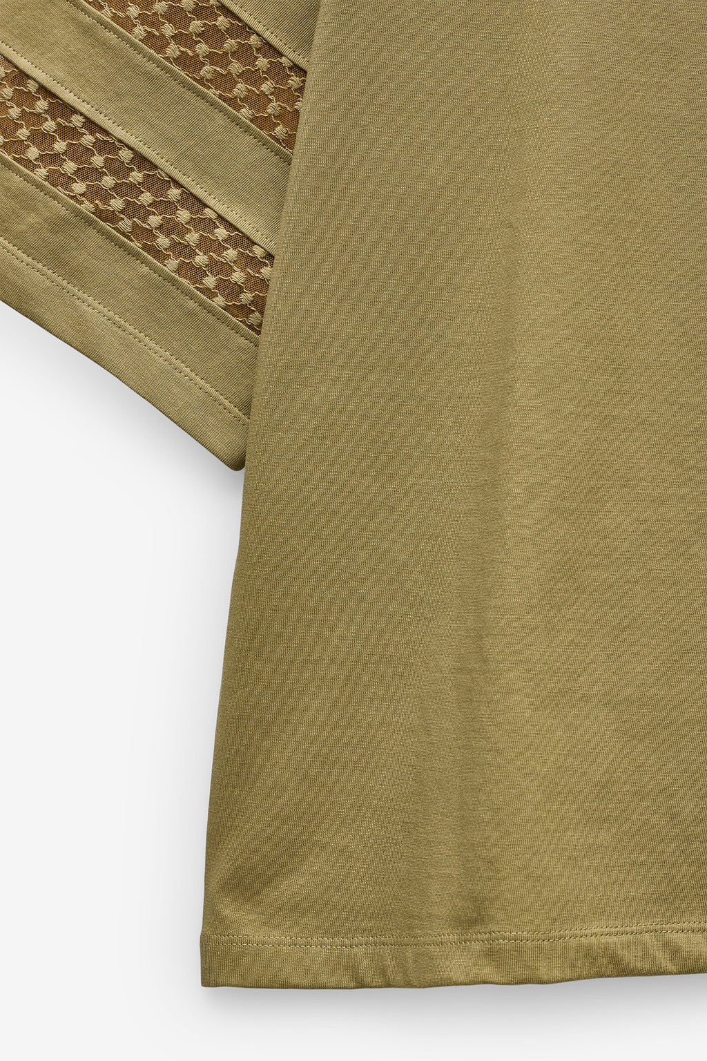 CAMISETA CON APLICACIÓN DE ENCAJE EN LAS MANGAS