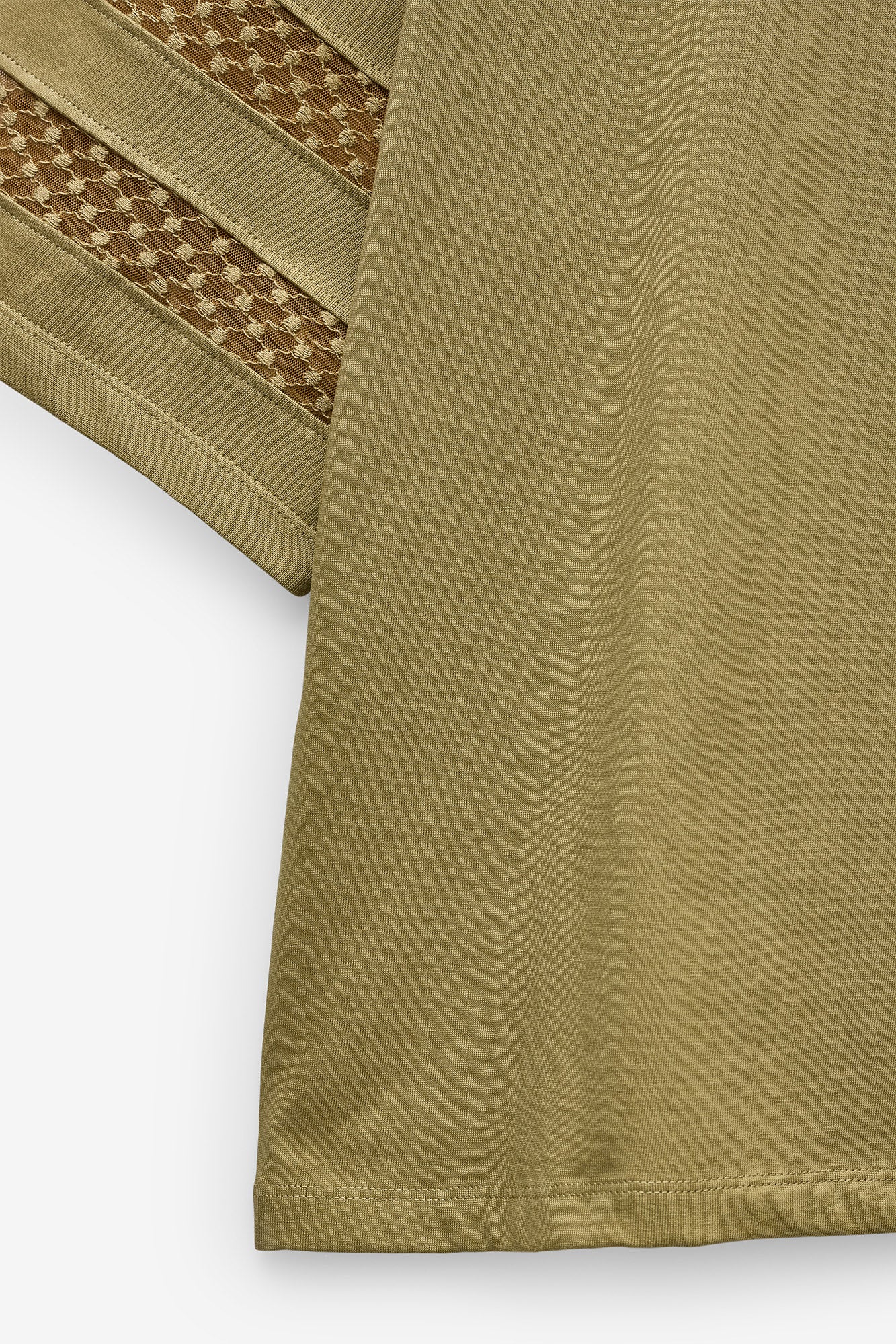 CAMISETA CON APLICACIÓN DE ENCAJE EN LAS MANGAS