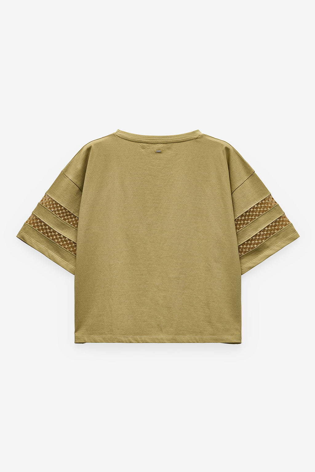 CAMISETA CON APLICACIÓN DE ENCAJE EN LAS MANGAS