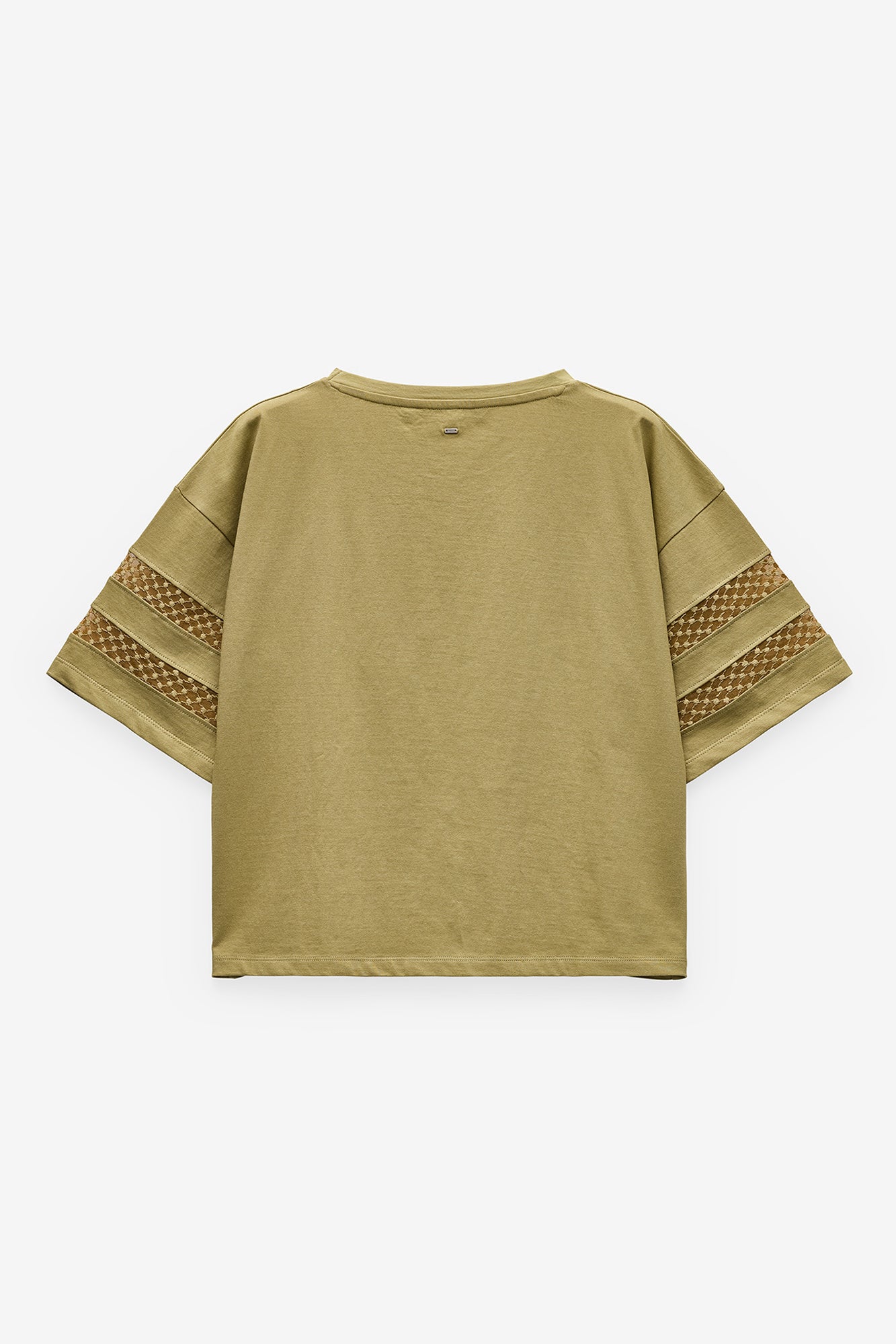 CAMISETA CON APLICACIÓN DE ENCAJE EN LAS MANGAS