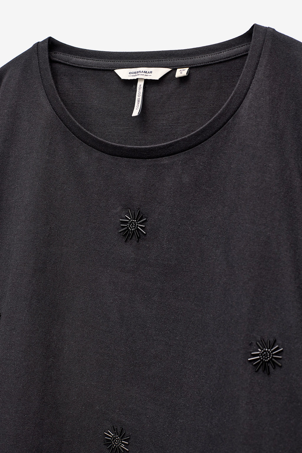 T-SHIRT COM APLICAÇÕES