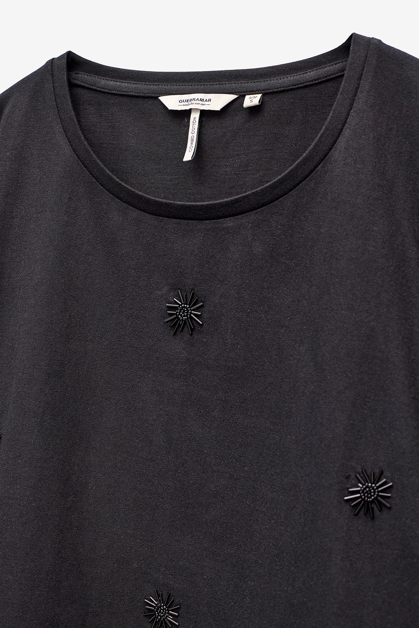 T-SHIRT COM APLICAÇÕES