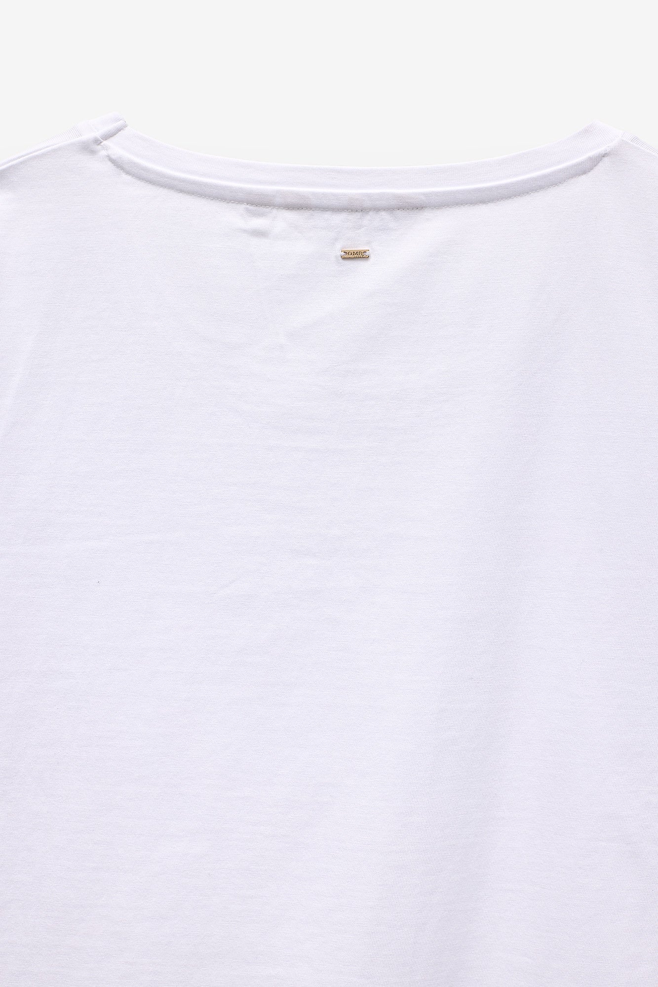 T-SHIRT COM APLICAÇÕES