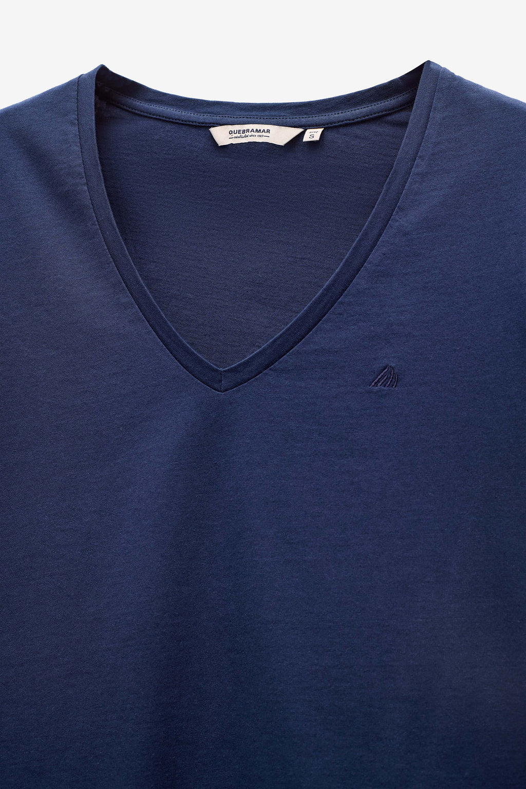 T-SHIRT ESSENTIAL DECOTE EM V