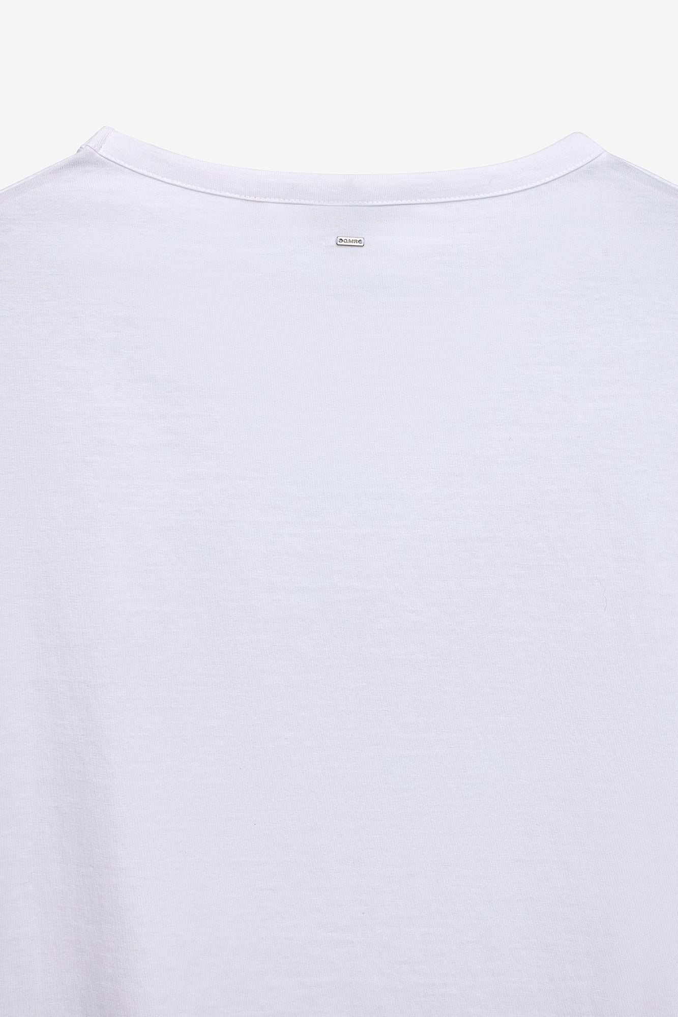 T-SHIRT COM BORDADO
